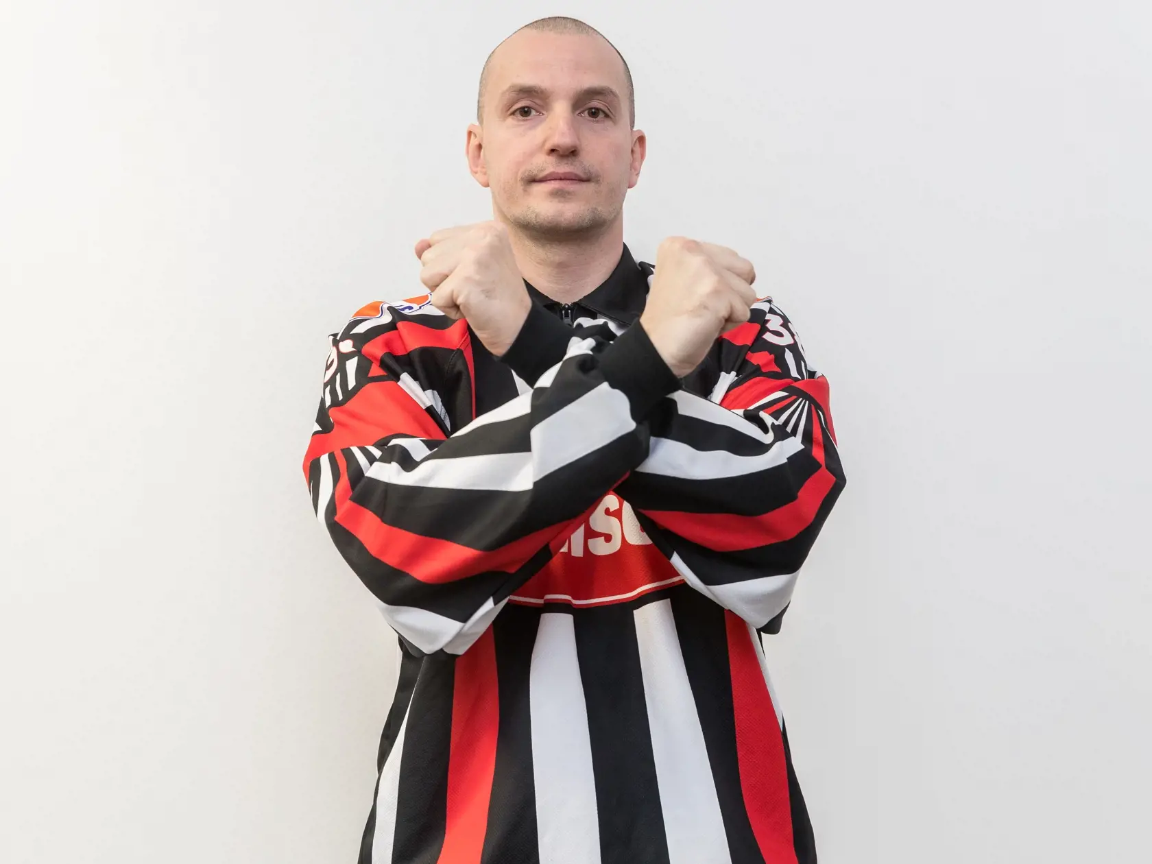 Nové dresy rozhodcov budú pestrejšie.