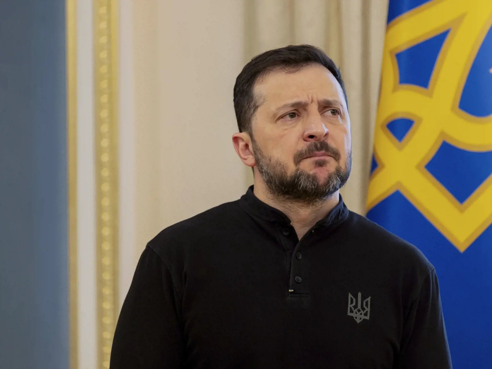 WA 36 Kyjev - Ukrajinský prezidnet Volodymyr Zelenskyj reaguje na tlačovej konferencii v Kyjeve v stredu 19. februára 2025. Zelenskyj usporiadal tlačovú konferenciu deň po rokovaniach ruskej a americkej delegácie v Saudskej Arábii, na ktorú Kyjev nepozvali.  Zelenskyj v stredu v Kyjeve vyhlásil, že chce od svojich západných partnerov získať pevné bezpečnostné záruky, ktoré by umožnili ukončenie vojny s Ruskom ešte v roku 2025.  Podľa medializovaných informácií o americkom návrhu dohody o ťažbe nerastných surovín požadujú USA od Ukrajiny polovicu všetkých jej zásob nerastných surovín vrátane kovov ako lítium, titán alebo urán. Kyjev by tieto zdroje mal Washingtonu poskytnúť výmenou za doterajšiu pomoc, ktorú dodala predchádzajúca administratíva prezidenta Joea Bidena. Podľa súčasného prezidenta Trumpa USA od Ukrajiny potrebujú až 500 miliárd dolárov. Zelenskyj v tejto súvislosti spresnil, že USA dodali jeho krajine zbrane v hodnote 67 miliárd dolárov a 31,5 miliardy dolárov v rámci rozpočtovej podpory. Doplnil, že americké požiadavky "nie sú serióznym rozhovorom" a že svoju krajinu nemôže predať. FOTO TASR/AP

Ukraine's President Volodymyr Zelensky gives a press conference in Kyiv, Wednesday, Feb. 19, 2025. (Tetiana Dzhafarova/Pool Photo via AP)