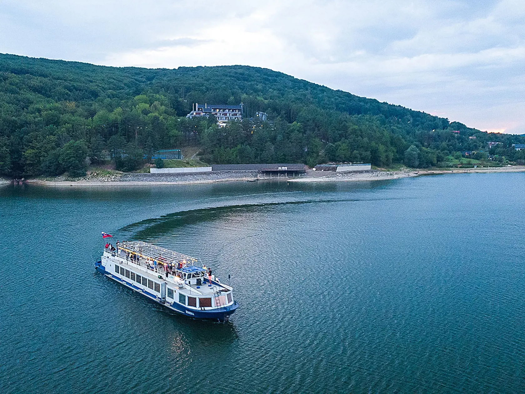 Výletná loď na Domaši, v pozadí hotel Zelená lagúna.
