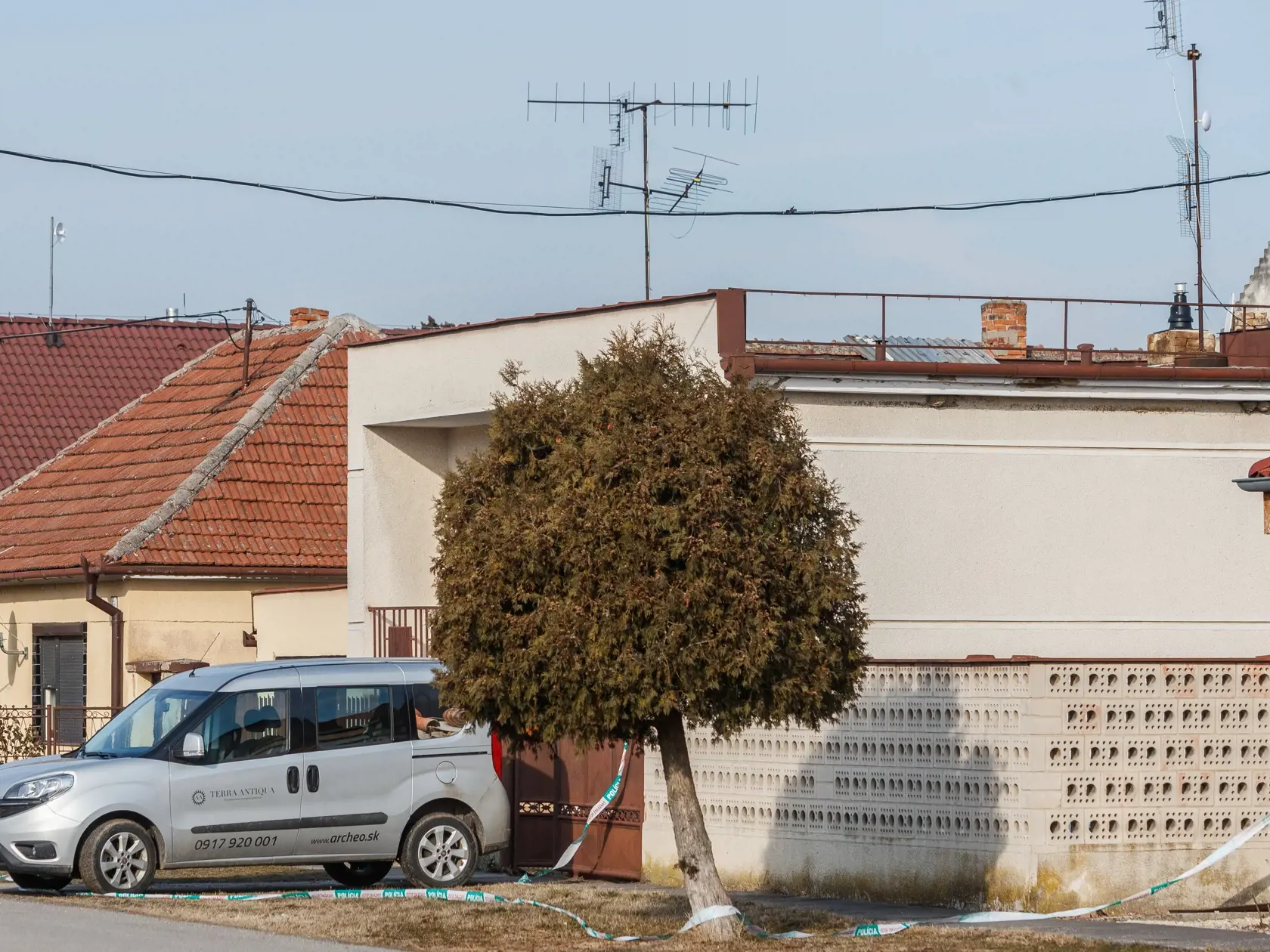 Na snímke príslušníci Policajného zboru Slovenskej republiky vykonávajú potrebné úkony v dome na Brezovej ulici v obci Veľká Mača, v ktorom došlo k dvojnásobnej vražde. Obeťami vraždy sa stali investigatívny novinár Ján Kuciak a jeho partnerka Martina Kušnírová.