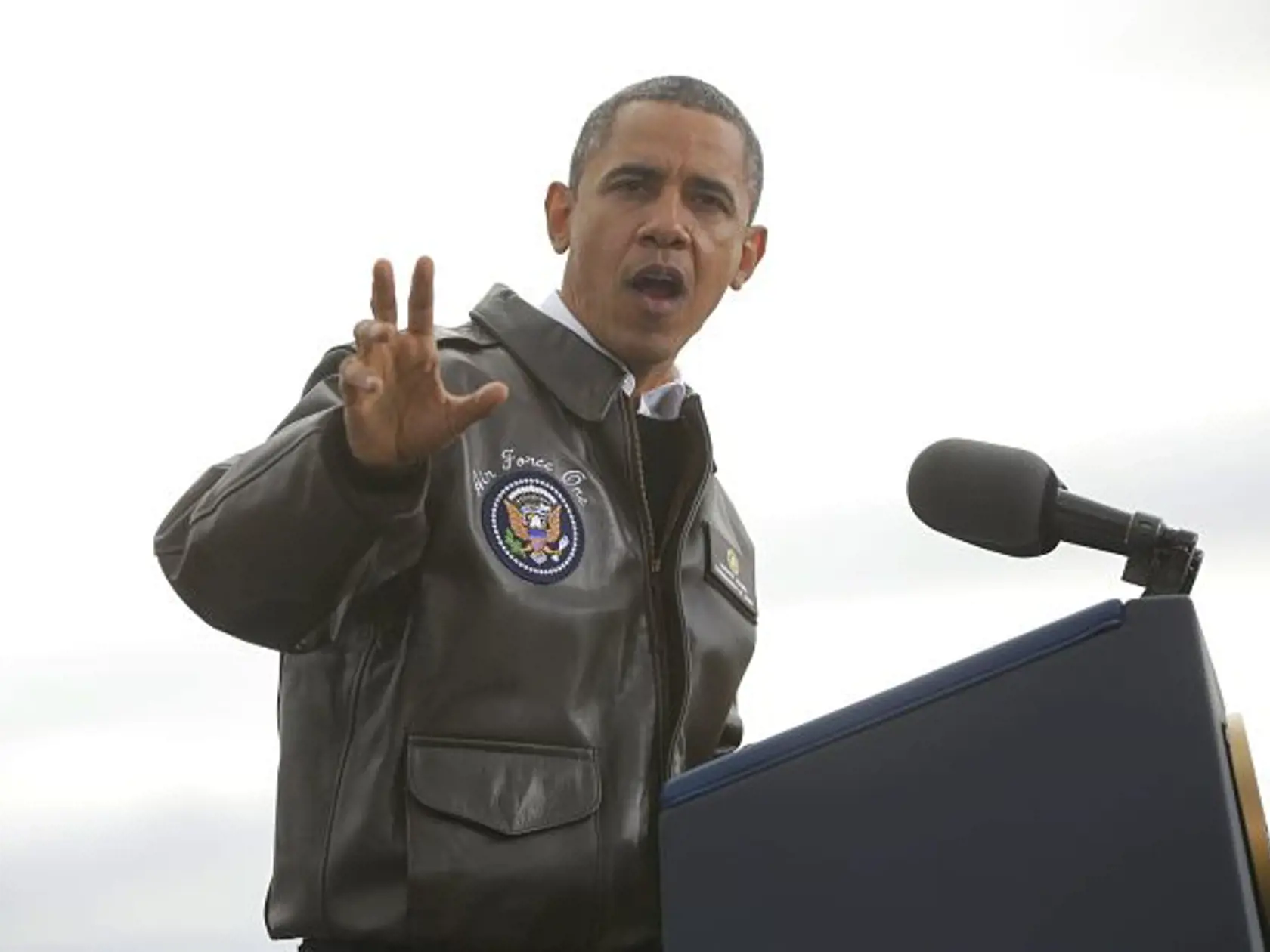 EBE 45 Green Bay - Americký prezident Barack Obama reční počas volebnej kampane na letisku Austina Straubela v meste Green Bay vo štvrtok 1. novembra 2012. Obama dnes obnovil svoju predvolebnú kampaň, ktorú kvôli superbúrke Sandy dočasne prerušil. FOTO TASR/AP 
President Barack Obama gestures while speaking at a campaign event at Austin Straubel International Airport in Green Bay, Wis.,Thursday, Nov. 1, 2012. Obama resumed his presidential campaign with travel to key background states of Wiscons