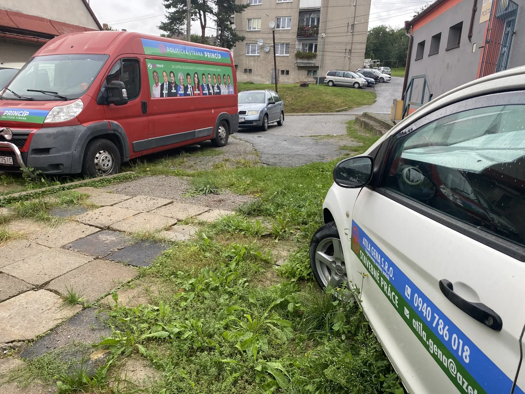 V obci po Atillovi Géňovi zostalo viacero áut s polepmi s jeho menom.