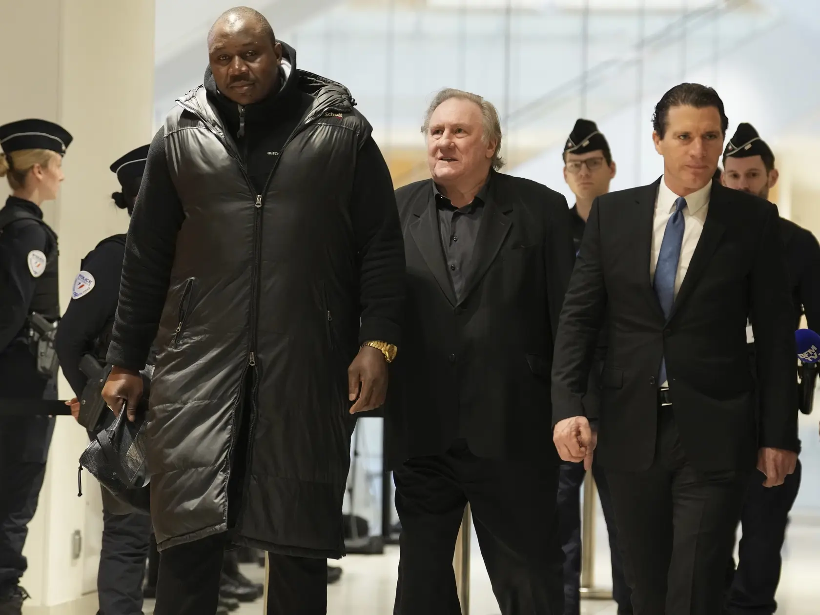 JB 25 Paríž - Francúzsky herec Gerard Depardieu (uprostred) prichádza so svojím advokátom Jeremiem Assousom (vpravo) na súd v Paríži 26. marca 2025, kde sa v pondelok začal súdny proces s hercom obvineným zo sexuálneho napadnutia dvoch žien počas nakrúcania filmu Zelené okenice v roku 2021. Súd proces v októbri odročil pre hercov zdravotný stav. FOTO TASR/AP

French actor Gerard Depardieu, center, arrives with his lawyer Jeremie Assous, right, at his trial for the alleged sexual assaults of two women on a film set in 2021, Wednesday, March 26, 2025 in Paris. (AP Photo/Aurelien Morissard)