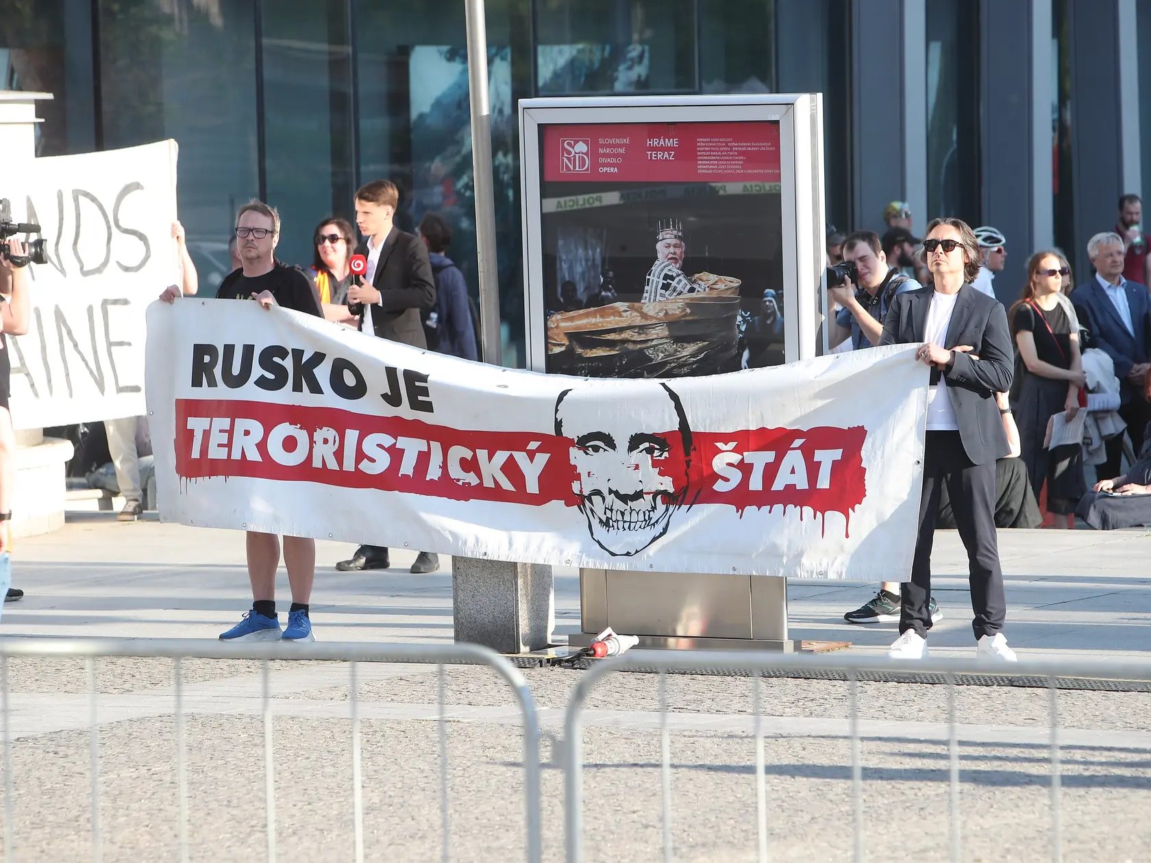 Anna Netrebko v Bratislave: Bývalý riaditeľ SND Matej Drlička protestoval s transparentom "Rusko je teroristický štát". 