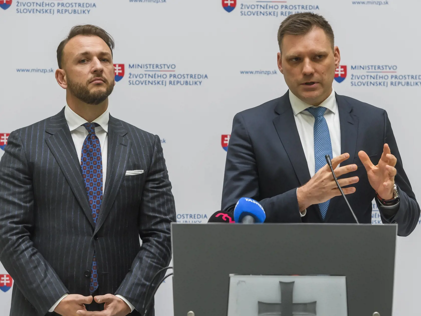 Na snímke zľava minister vnútra SR Matúš Šutaj Eštok (Hlas-SD) a podpredseda vlády a minister životného prostredia SR Tomáš Taraba (nominant SNS) počas tlačovej konferencie k efektívnejšej spolupráci pri odhaľovaní environmentálnej kriminality medzi rezortami vnútra a životného prostredia, v Bratislave 8. januára 2024.
