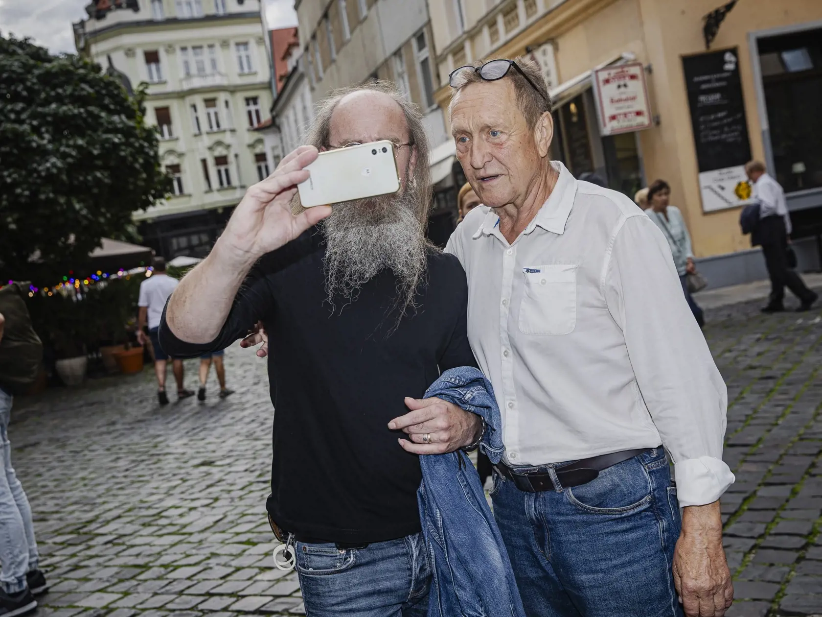Na snímke Ľubomír Paulovič počas slávnostného odhalenia dlaždice Jurajovi Jakubiskovi na Filmovom chodníku slávy v Bratislave.