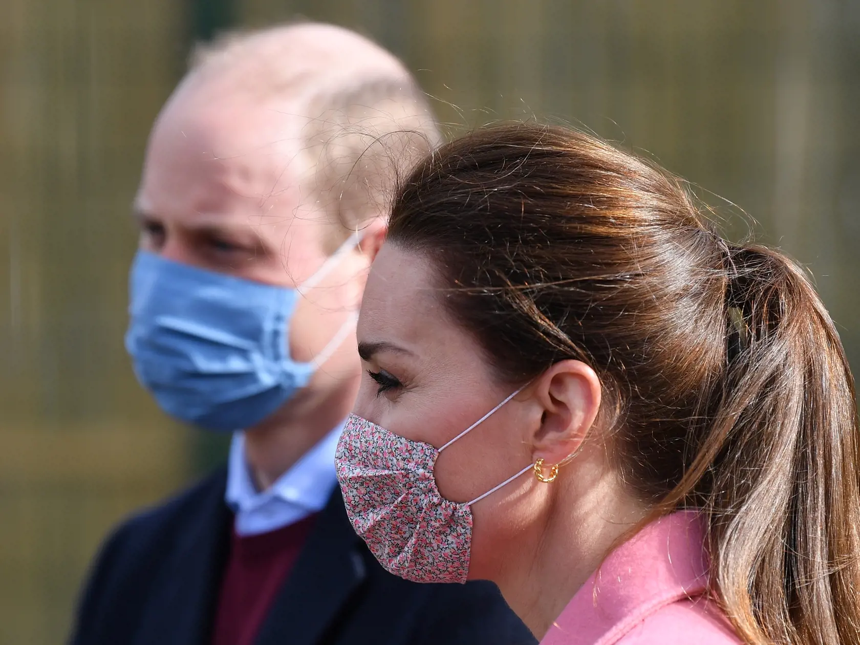 Britský princ William a manželka Kate, vojvodkyňa z Cambridgea, počas návštevy školy v Londýne 11. marca 2021. Britský princ William poprel, že by kráľovská rodina bola rasistická. Reagoval tak na tvrdenia z rozhovoru, ktorý poskytli jeho brat princ Harry so švagrinou Meghan Markleovou.