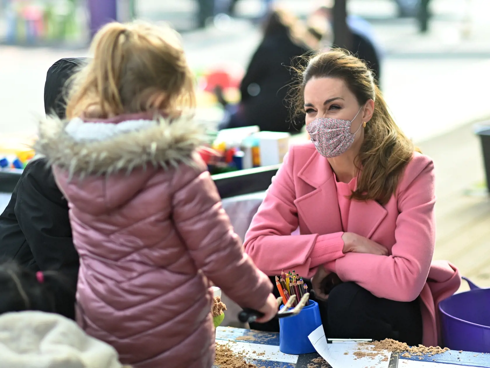 Britský princ William a manželka Kate, vojvodkyňa z Cambridgea, počas návštevy školy v Londýne 11. marca 2021. Britský princ William poprel, že by kráľovská rodina bola rasistická. Reagoval tak na tvrdenia z rozhovoru, ktorý poskytli jeho brat princ Harry so švagrinou Meghan Markleovou.