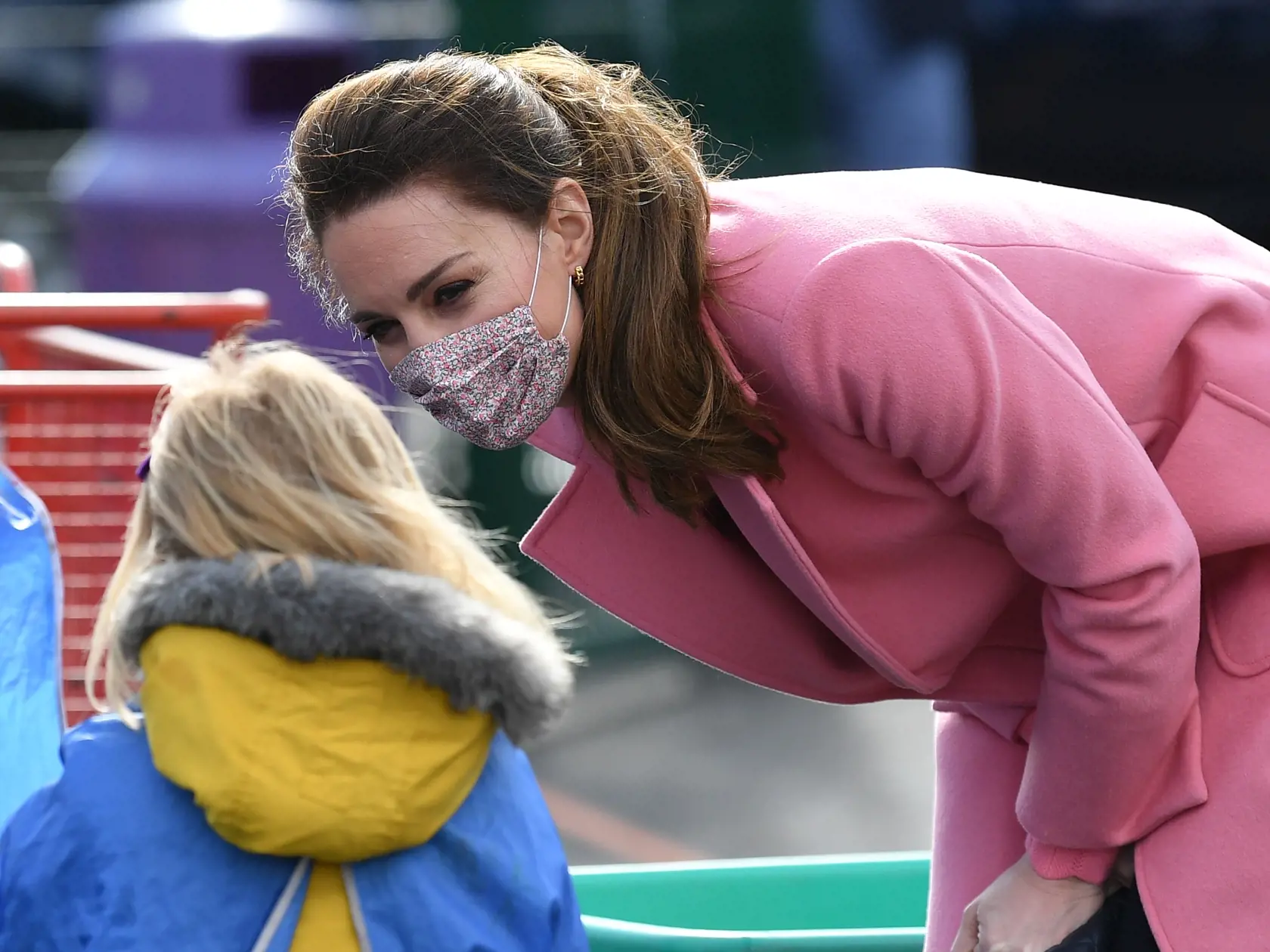 Britský princ William a manželka Kate, vojvodkyňa z Cambridgea, počas návštevy školy v Londýne 11. marca 2021. Britský princ William poprel, že by kráľovská rodina bola rasistická. Reagoval tak na tvrdenia z rozhovoru, ktorý poskytli jeho brat princ Harry so švagrinou Meghan Markleovou.