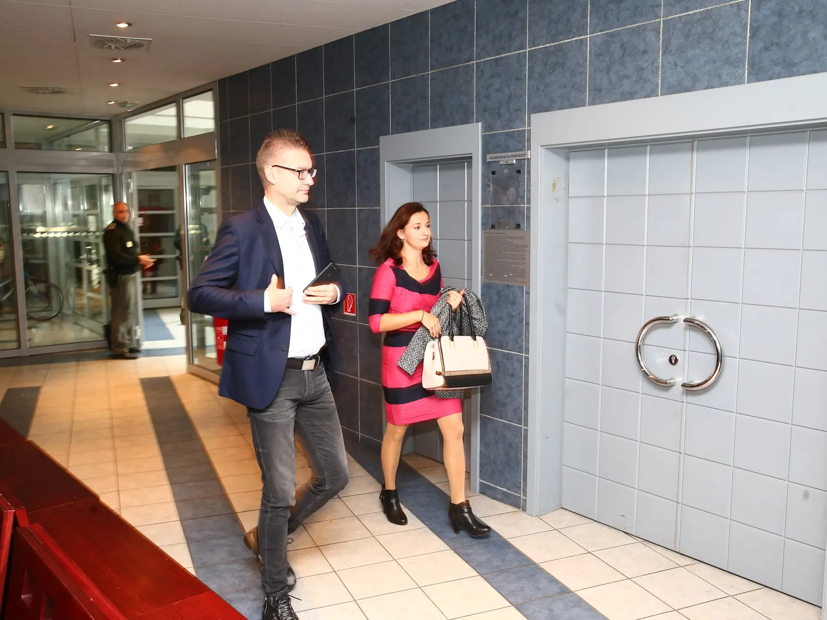 Kraus vošiel do pojednávacej miestnosti spolu s právničkou.