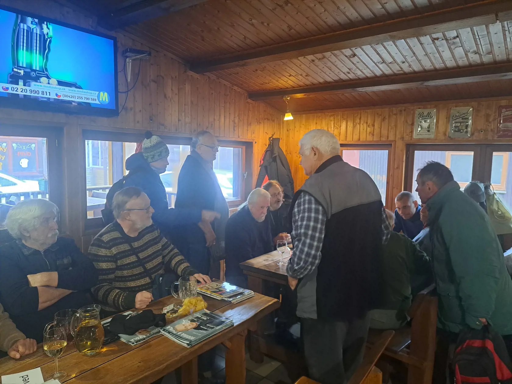 Skonal medzi svojimi kamarátmi v reštaurácii, s ktorými sa tu pravidelne každý týždeň stretával.