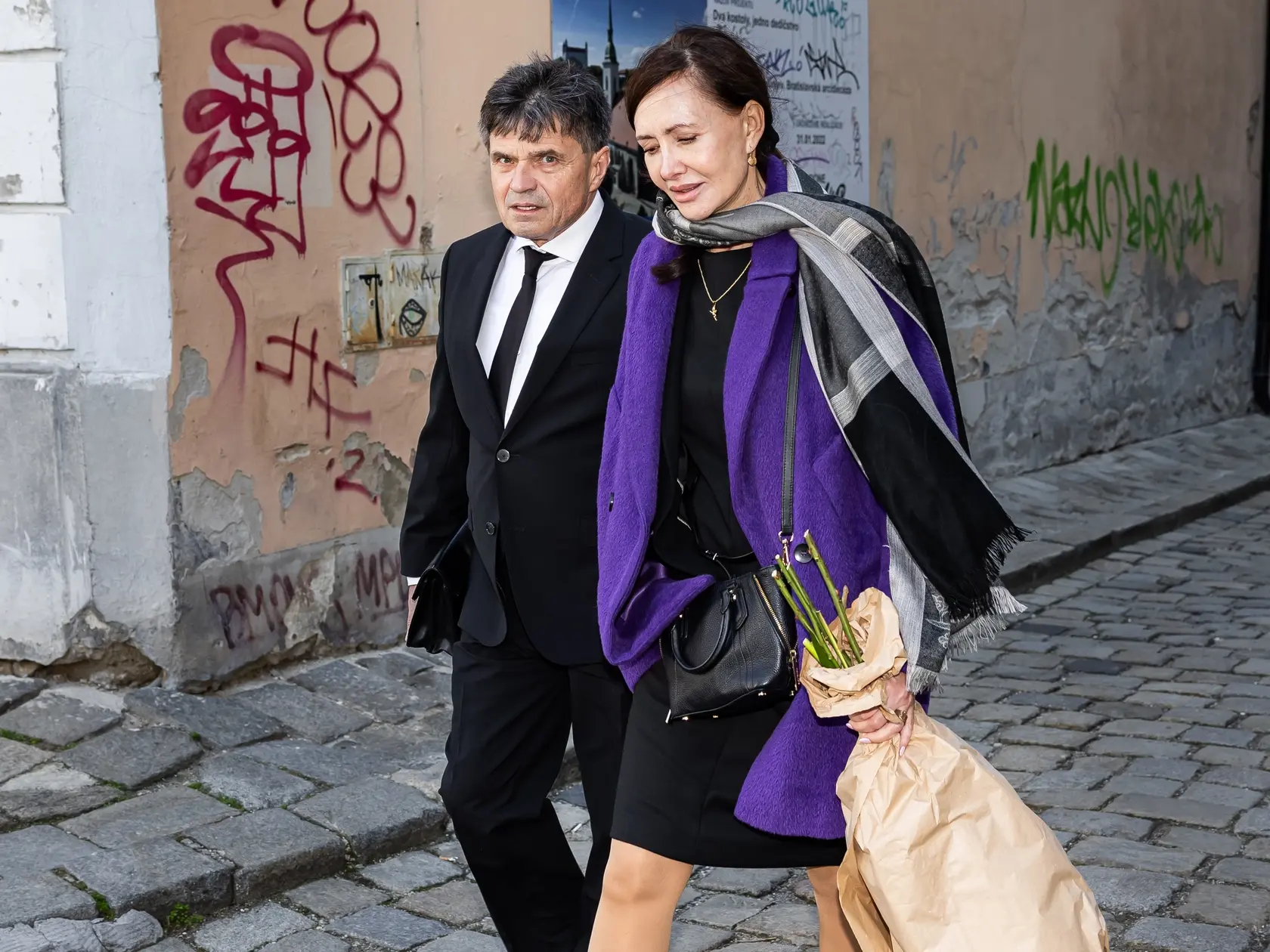 Posledná rozlúčka s hercom Štefanom Kvietikom za účasti rodiny aj verejnosti v Katedrále sv. Martina v Bratislave. Na snímke Peter Plavčan s manželkou.