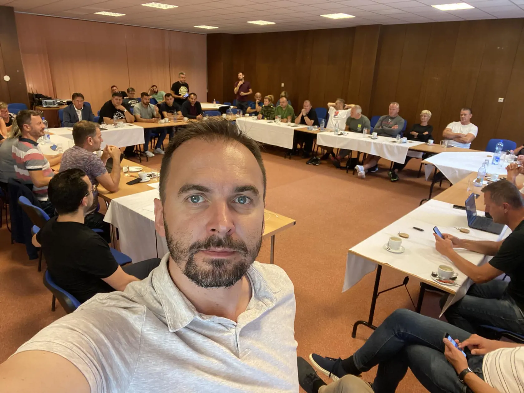 FOTO PRED: Podľa informácií denníka Plus JEDEN DEŇ je ďalším politikom, ktorý absolvoval transplantáciu vlasov Michal Šipoš z hnutia Slovensko. Na snímke pred zákrokom, keď mal vpredu redšie vlasy.