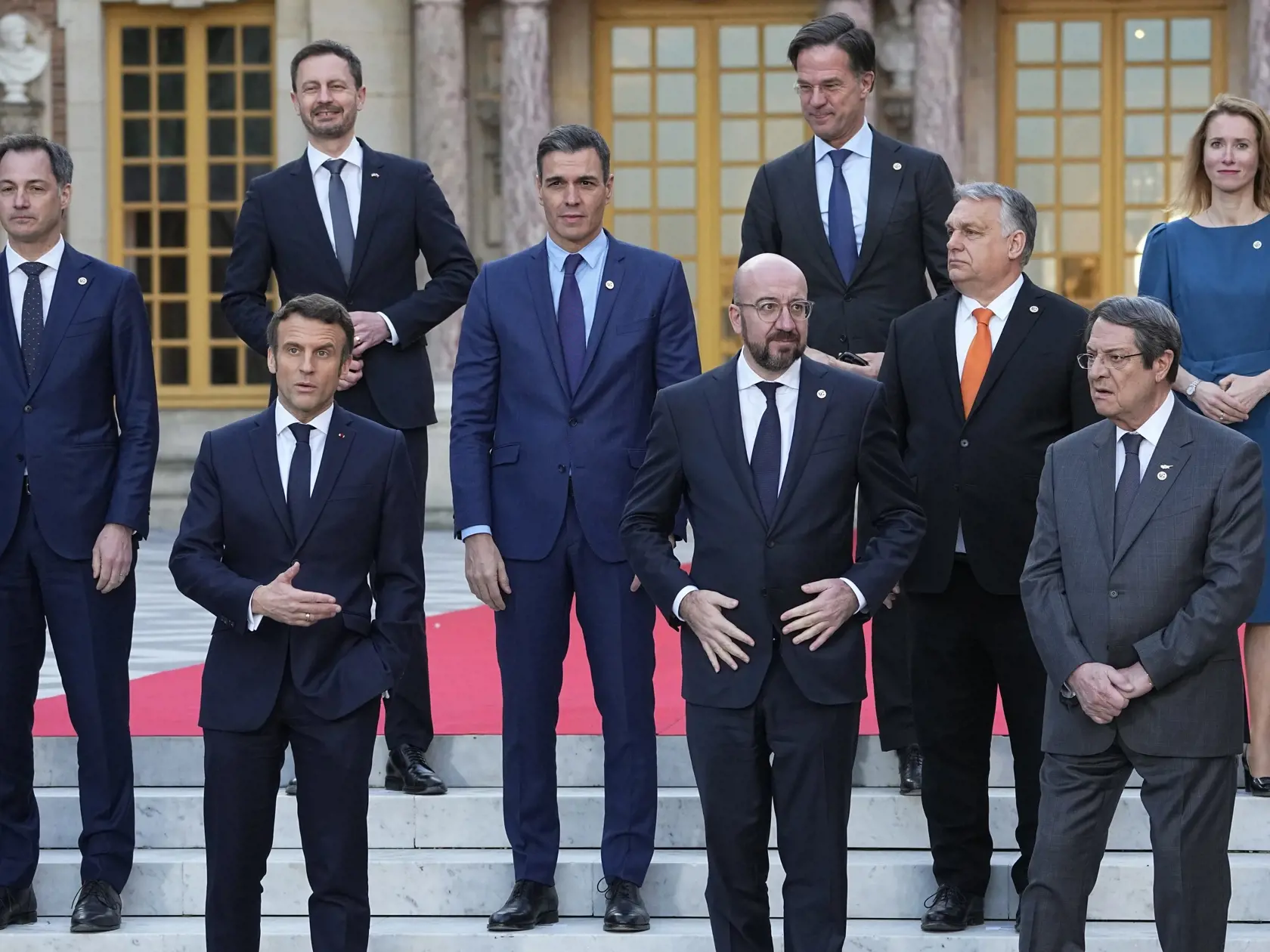 KK43 Versailles - Na snímke zľava belgický premiér Alexander De Croo, francúzsky prezident Emmanuel Macron, slovenský premiér Eduard Heger, španielsky premiér Pedro Sánchez, predseda Európskej rady Charles Michel,holandský premiér Mark Rutte, maďarský premiér Viktor Orbán, cyerský prezident Nicos Anastasiades and estónska premiérka Kaja Kallasová pózujú pre skupinovú fotografiu počas summitu EÚ vo Versailles, západne od Paríža 10. marca 2022. Jednotná reakcia Európskej únie (EÚ) na pokračujúcu a