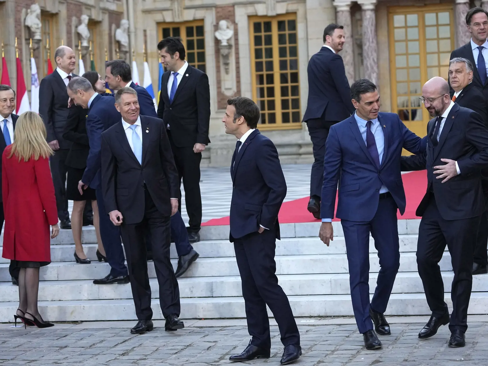 KK45 Versailles - Na snímke francúzsky prezident Emmanuel Macron (uprostred), rumunský prezident Klaus Werner Ioannis (uprostted vľavo) a uprostred v pozadí slovenský premiér Eduard Heger počas skupinovej fotografie na summite EÚ vo Versailles, západne od Paríža 10. marca 2022. Jednotná reakcia Európskej únie (EÚ) na pokračujúcu agresiu Ruska voči Ukrajine, ale tiež posilnenie európskej bezpečnosti či znižovane energetickej závislosti na ruskom plyne, rope či uhlí sú témami dvojdňového neformáln