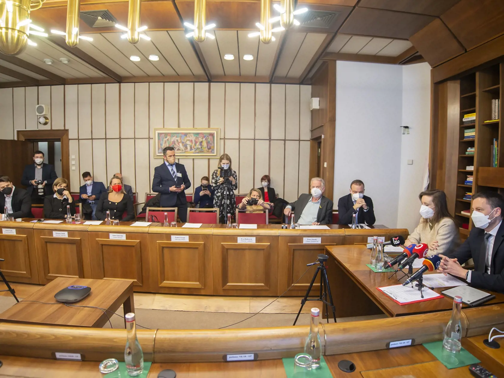 Na snímke premiér SR Eduard Heger (OĽaNO) predkladá poslancom informáciu o neformálnom samite Európskej rady, ktorý sa uskutoční 10. a 11. marca vo francúzskom Versailles počas zasadnutia Výboru NR SR pre európske záležitosti v Bratislave vo štvrtok 10. marca 2022. FOTO TASR - Martin Baumann