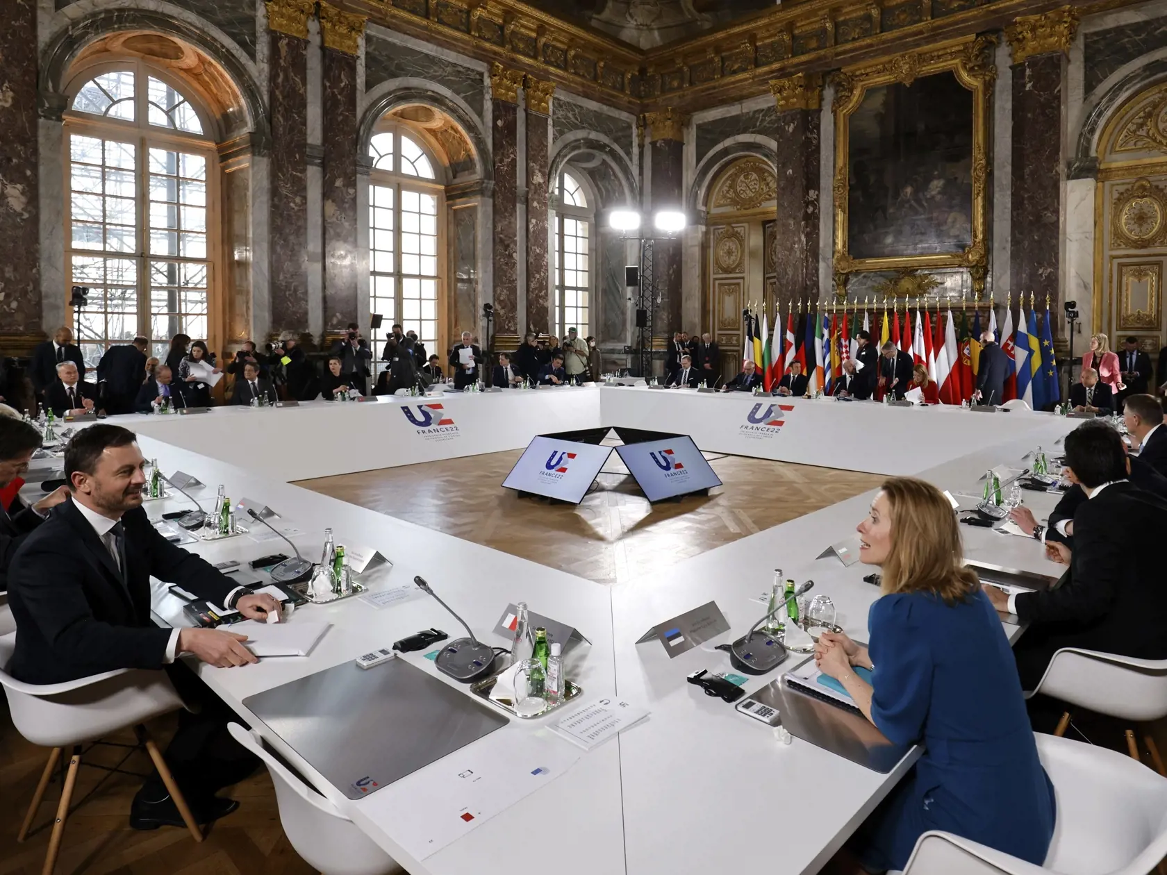 KK42 Versailles - Na snímke vľavo slovenský premiér Eduard Heger počas summitu EÚ na zámku Versailles, západne od Paríža 10. marca 2022. Jednotná reakcia Európskej únie (EÚ) na pokračujúcu agresiu Ruska voči Ukrajine, ale tiež posilnenie európskej bezpečnosti či znižovane energetickej závislosti na ruskom plyne, rope či uhlí sú témami dvojdňového neformálneho samitu lídrov krajín EÚ vo francúzskom Versailles. FOTO TASR/AP

EU leaders attend a summit to discuss the fallout of Russia's invasion in