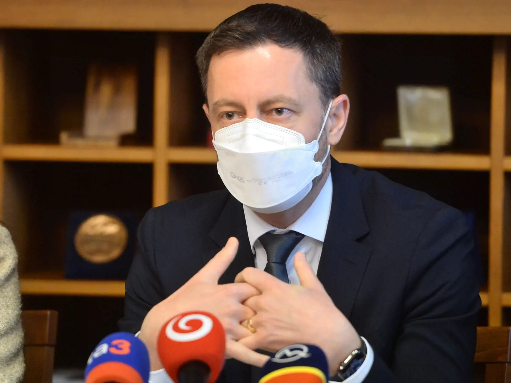 Na snímke premiér SR Eduard Heger (OĽaNO) odpovedá na otázky novinárov počas tlačovej konferencie na stretnutí výboru NR SR pre európske záležitosti v Bratislave vo štvrtok 10. marca 2022. FOTO TASR - Martin Baumann