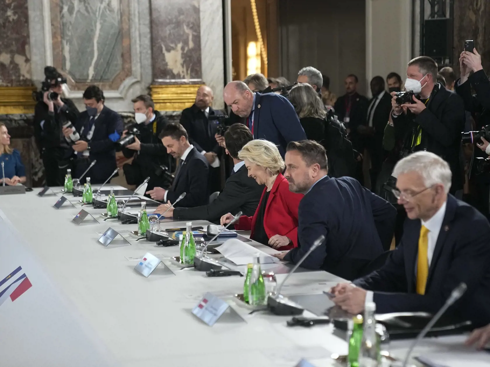 KK38 Versailles - Na snímke piaty sprava slovenský premiér Eduard Heger a predsedníčka Európskej Komisie Ursula von der Leyenová (tretia sprava) počas summitu EÚ na zámku Versailles, západne od Paríža 10. marca 2022. Jednotná reakcia Európskej únie (EÚ) na pokračujúcu agresiu Ruska voči Ukrajine, ale tiež posilnenie európskej bezpečnosti či znižovane energetickej závislosti na ruskom plyne, rope či uhlí sú témami dvojdňového neformálneho samitu lídrov krajín EÚ vo francúzskom Versailles. FOTO TA