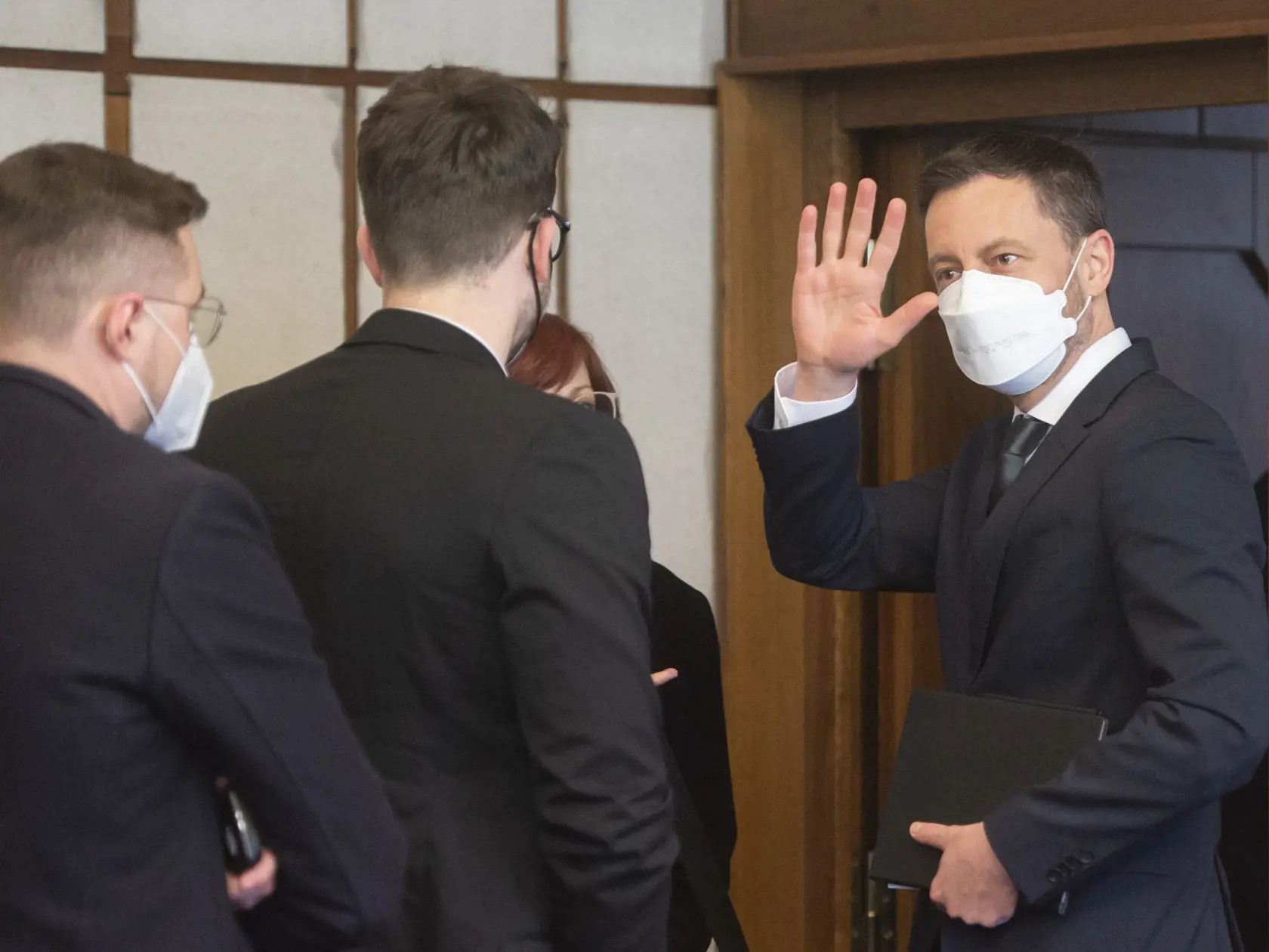 Na snímke premiér SR Eduard Heger (OĽaNO) odchádza po predložení informácie poslancom o neformálnom samite Európskej rady, ktorý sa uskutoční 10. a 11. marca vo francúzskom Versailles počas zasadnutia Výboru NR SR pre európske záležitosti v Bratislave vo štvrtok 10. marca 2022. FOTO TASR - Martin Baumann