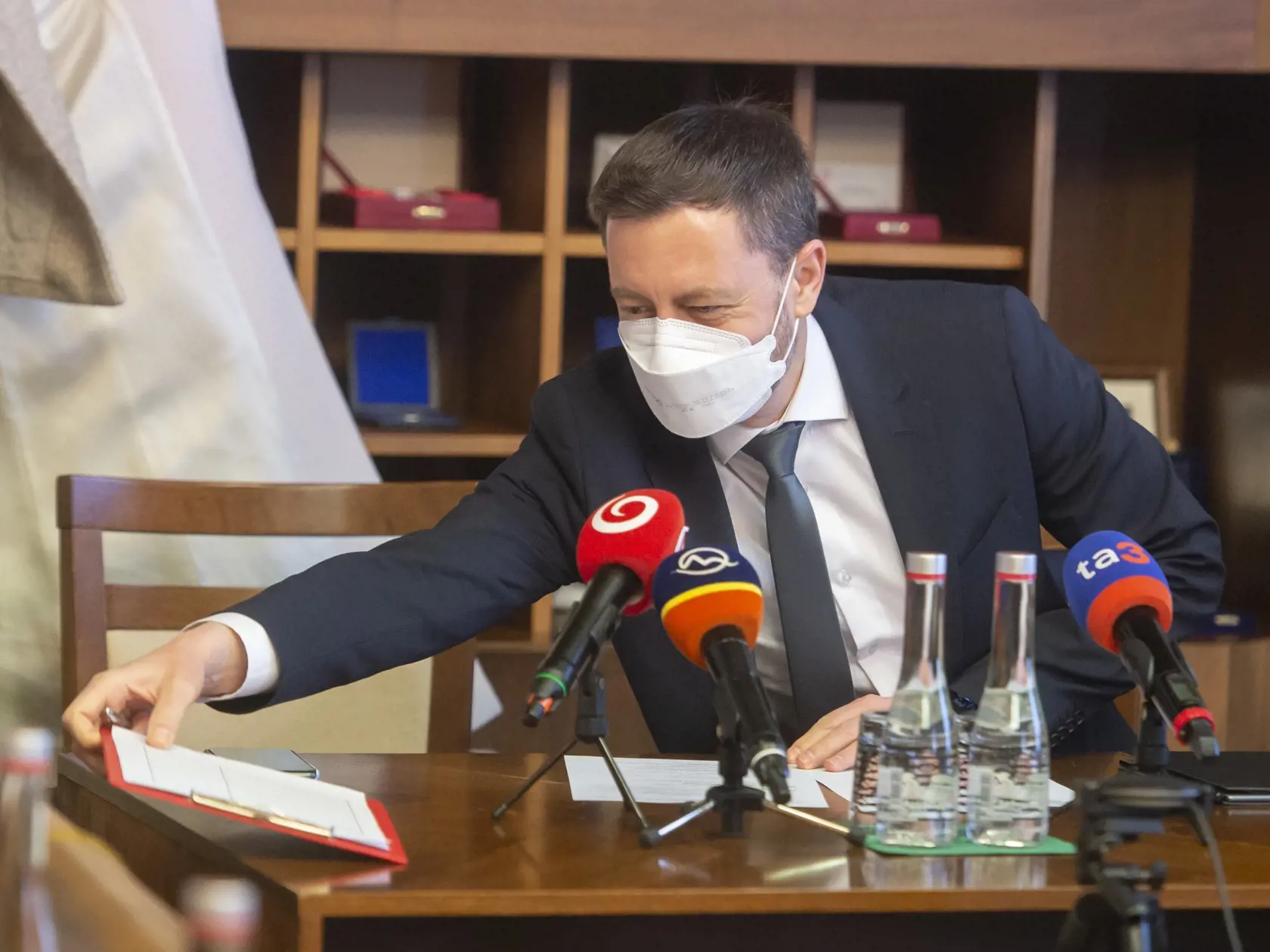 Na snímke premiér SR Eduard Heger (OĽaNO) predkladá poslancom informáciu o neformálnom samite Európskej rady, ktorý sa uskutoční 10. a 11. marca vo francúzskom Versailles počas zasadnutia Výboru NR SR pre európske záležitosti v Bratislave vo štvrtok 10. marca 2022. FOTO TASR - Martin Baumann
