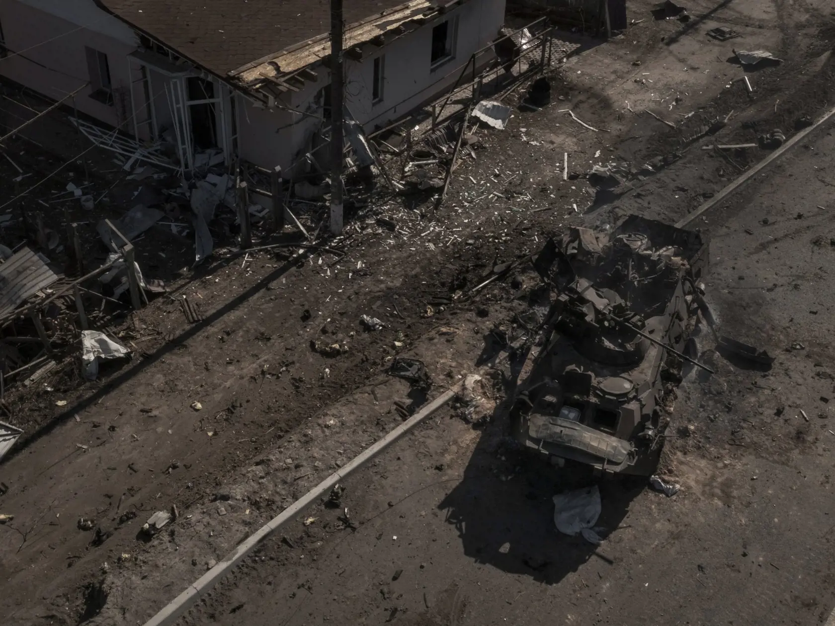 KK28 Brovary - Zničený ruský tank na hlavnej ceste v pätnásty deň ruskej invázie na Ukrajine vo štvrtok 10. marca 2022 neďaleko ukrajinského mesta Brovary. FOTO TASR/AP 
 
A destroyed Russian tank is seen after battles on a main road near Brovary, north of Kyiv, Ukraine, Thursday, March 10, 2022. (AP Photo/Felipe Dana)