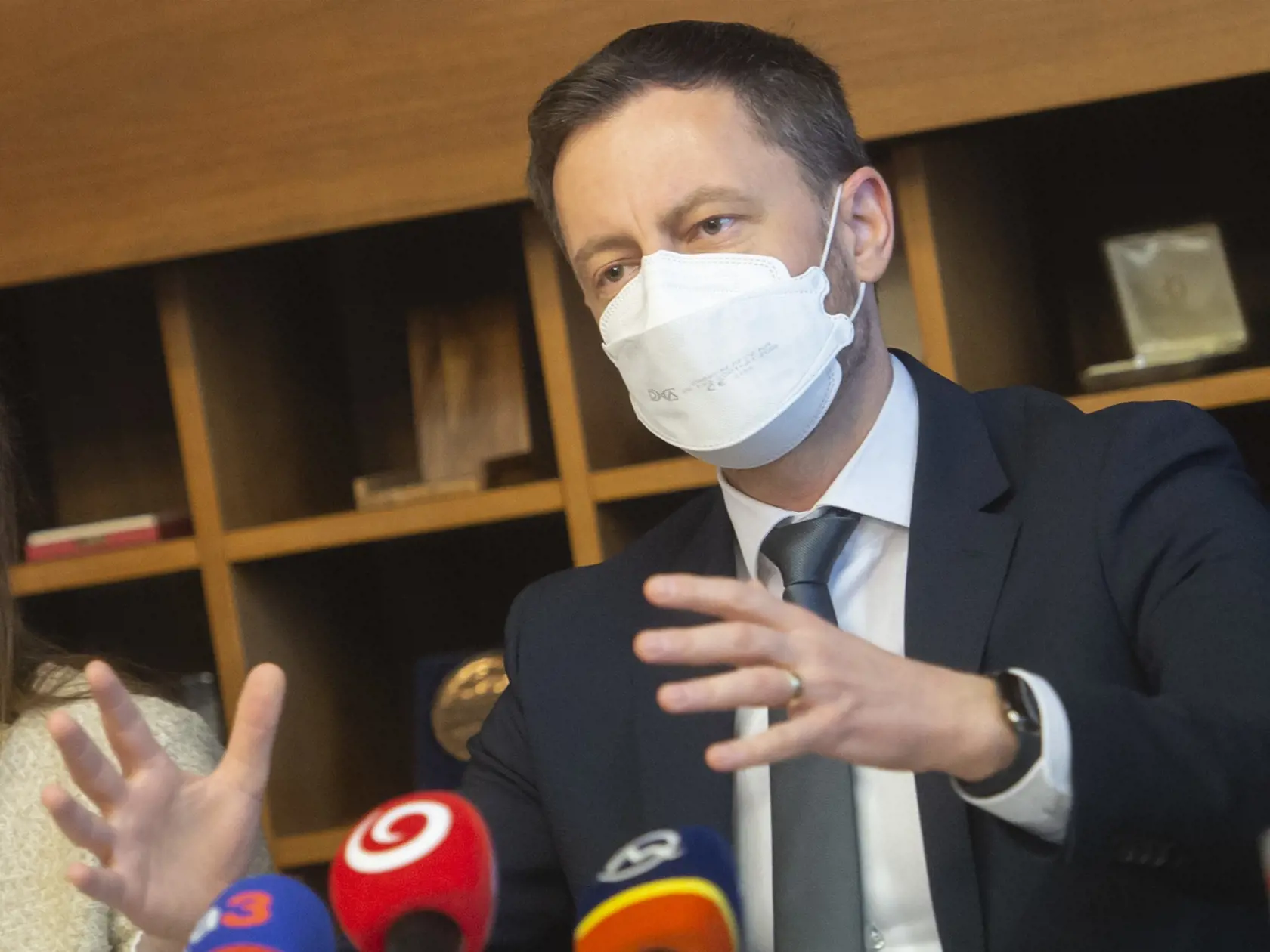 Na snímke premiér SR Eduard Heger (OĽaNO) predkladá poslancom informáciu o neformálnom samite Európskej rady, ktorý sa uskutoční 10. a 11. marca vo francúzskom Versailles počas zasadnutia Výboru NR SR pre európske záležitosti v Bratislave vo štvrtok 10. marca 2022. FOTO TASR - Martin Baumann