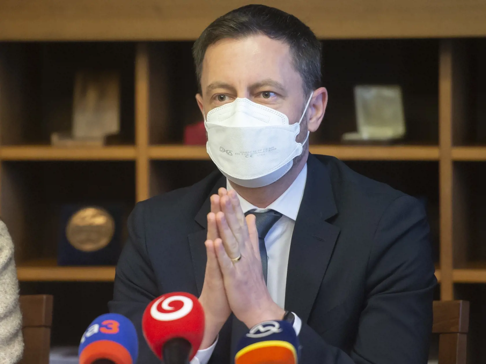 Na snímke premiér SR Eduard Heger (OĽaNO) predkladá poslancom informáciu o neformálnom samite Európskej rady, ktorý sa uskutoční 10. a 11. marca vo francúzskom Versailles počas zasadnutia Výboru NR SR pre európske záležitosti v Bratislave vo štvrtok 10. marca 2022. FOTO TASR - Martin Baumann