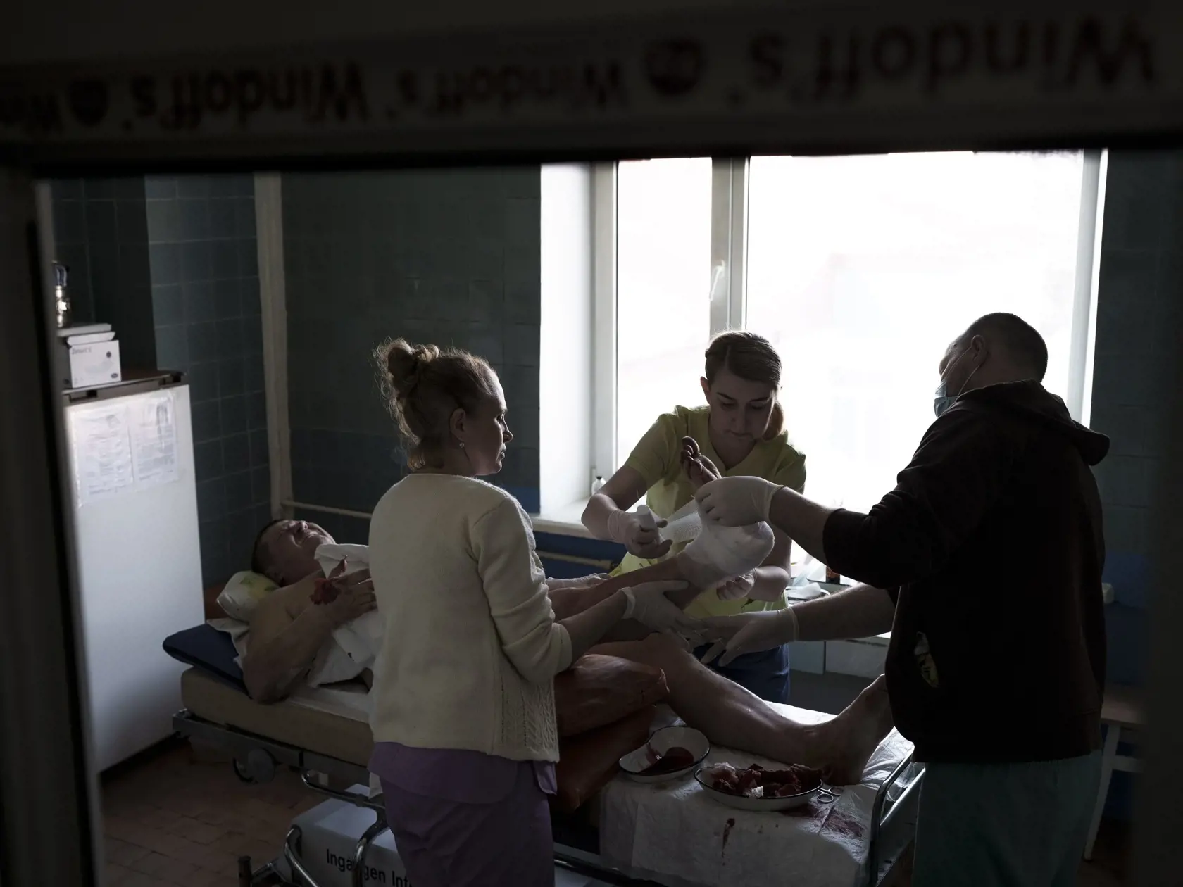 KK29 Brovary - Na snímke zranený muž počas ošetrenia v nemocnici v pätnásty deň ruskej invázie na Ukrajine vo štvrtok 10. marca 2022 v ukrajinskom meste Brovary. FOTO TASR/AP 
 
A man who injured by shelling near his home is treated at a hospital in Brovary, north of Kyiv, Ukraine, Thursday, March 10, 2022. (AP Photo/Felipe Dana)