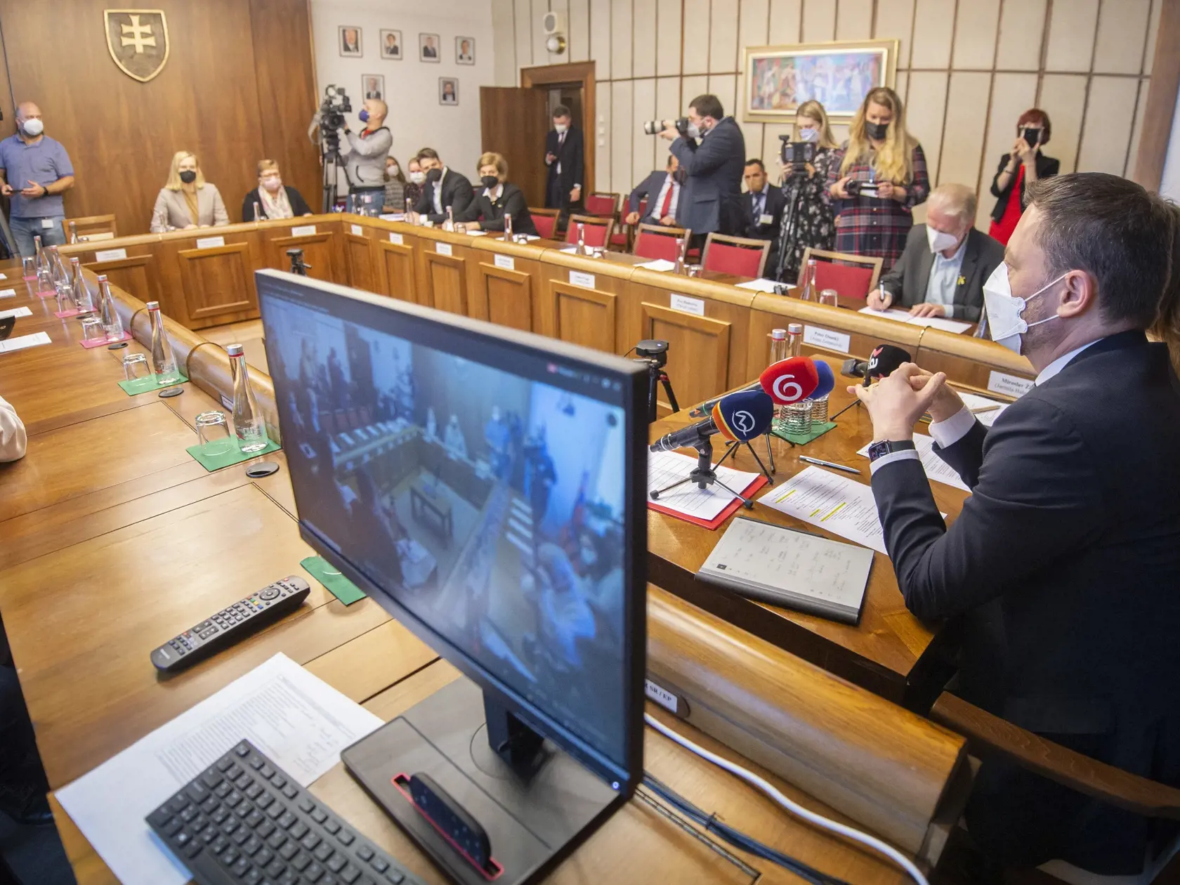 Na snímke premiér SR Eduard Heger (OĽaNO) predkladá poslancom informáciu o neformálnom samite Európskej rady, ktorý sa uskutoční 10. a 11. marca vo francúzskom Versailles počas zasadnutia Výboru NR SR pre európske záležitosti v Bratislave vo štvrtok 10. marca 2022. FOTO TASR - Martin Baumann