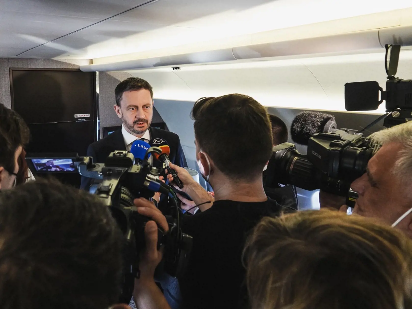 Na snímke slovenský premiér Eduard Heger počas brífingu s novinármi v lietadle cestou do Francúzska na neformálny summit hláv štátov alebo vlád členských krajín EÚ 10. marca 2022. Témami dvojdňového summitu vo Versailles budú jednotná reakcia EÚ na pokračujúcu agresiu Ruska voči Ukrajine, posilnenie európskej bezpečnosti či znižovane energetickej závislosti od surovín z Ruska. FOTO TASR - Úrad vlády SR 
