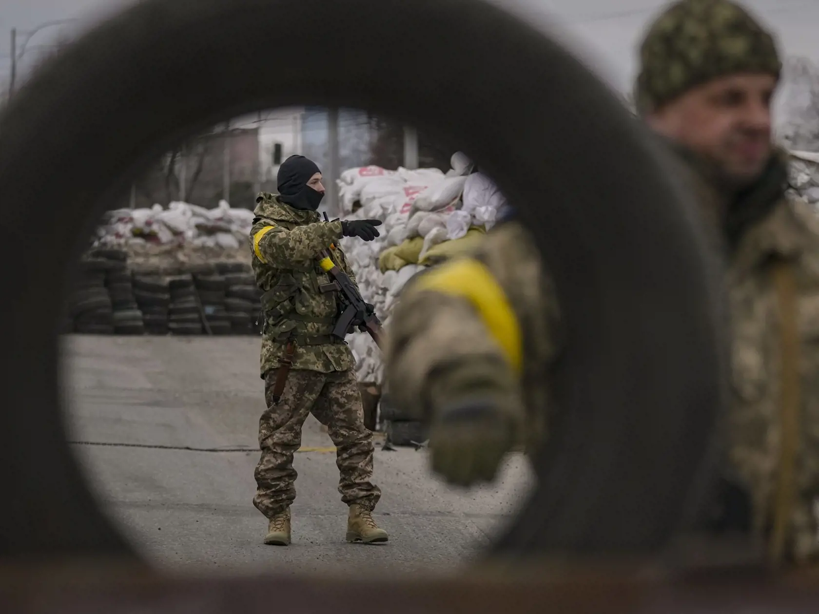 WA 41 Kyjev - Ukrajinskí vojaci hliadkujú na kontrolnom stanovišti v Kyjeve počas dvanásteho dňa ruskej invázie na Ukrajine v pondelok 7. marca 2022. FOTO TASR/AP  

Ukrainian servicemen guard a checkpoint on a main road in Kyiv, Ukraine, Monday, March 7, 2022. (AP Photo/Vadim Ghirda)