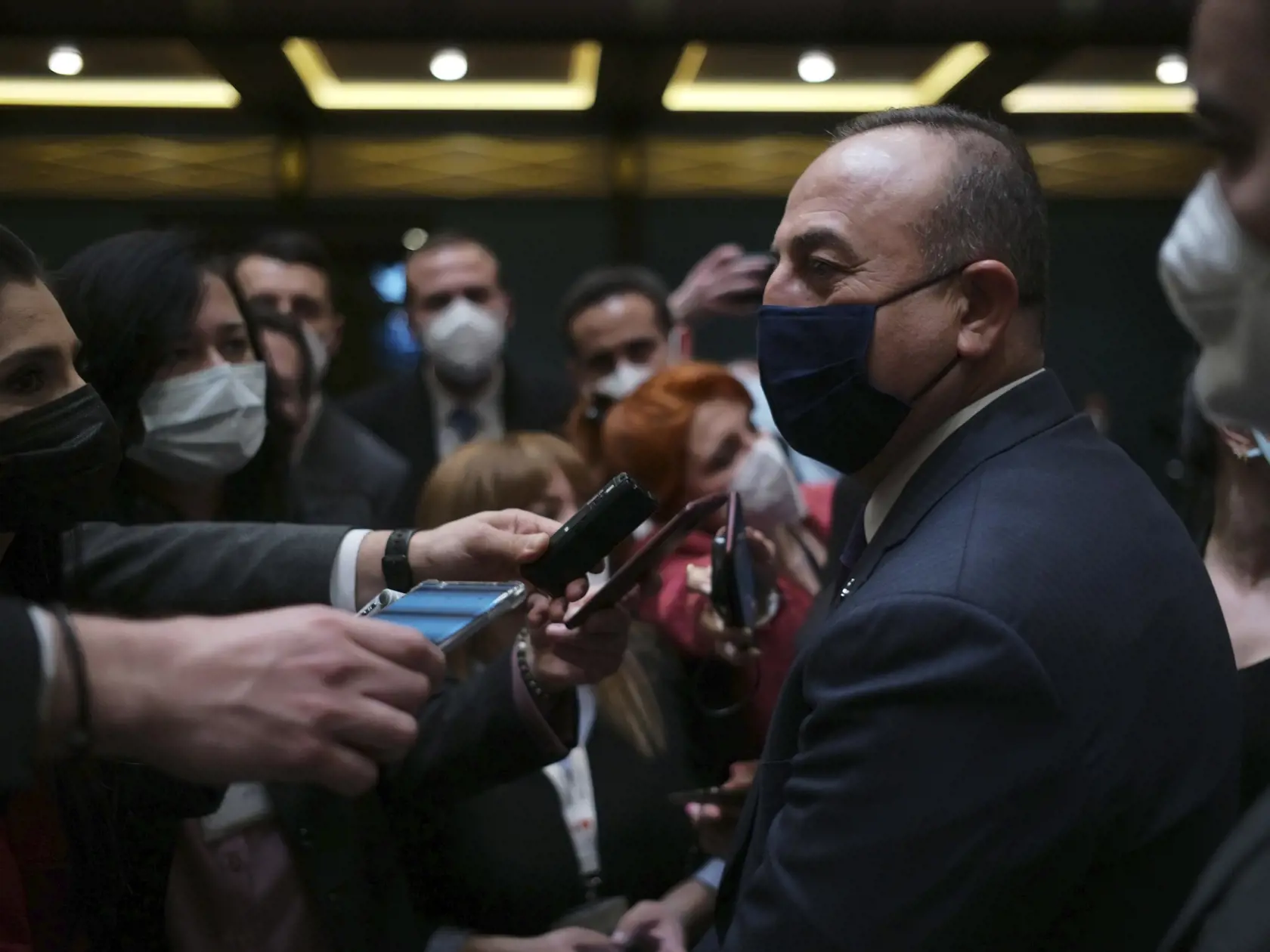 KK61 Ankara - Turecký minister zahraničných vecí Mevlüt Čavušoglu hovorí s novinármi 9. marca 2022 v Ankare. Turecký minister zahraničných vecí Mevlüt Čavušoglu, ruský minister zahraničných vecí Sergej Lavrov a šéf ukrajinskej diplomacie Dmytro Kuleba absolvujú vo štvrtok (10.3.) v Turecku stretnutie. FOTO TASR/AP
Turkish Foreign Minister Mevlut Cavusoglu speaks to the media in Ankara, Turkey, Wednesday, March 9, 2022, a day before a trilateral meeting between Russia's Foreign Minister Sergey La
