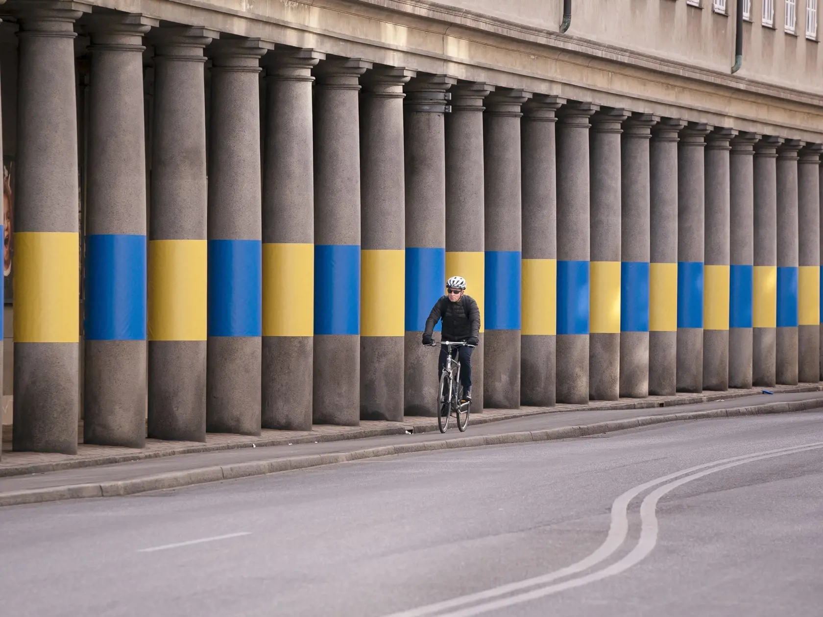 PK 44 Kodaň - Muž prechádza na bicykli okolo kolonády Národného múzea zafarbenej farbami ukrajinskej vlajky v Kodani vo štvrtok 10. marca 2022. FOTO TASR/AP

A man rides a bicycle past the National Museum's colonnade, adorned with the colors of the Ukrainian flag, in Copenhagen, Denmark, Thursday, March 11, 2022. (Liselotte Sabroe/Ritzau Scanpix via AP)