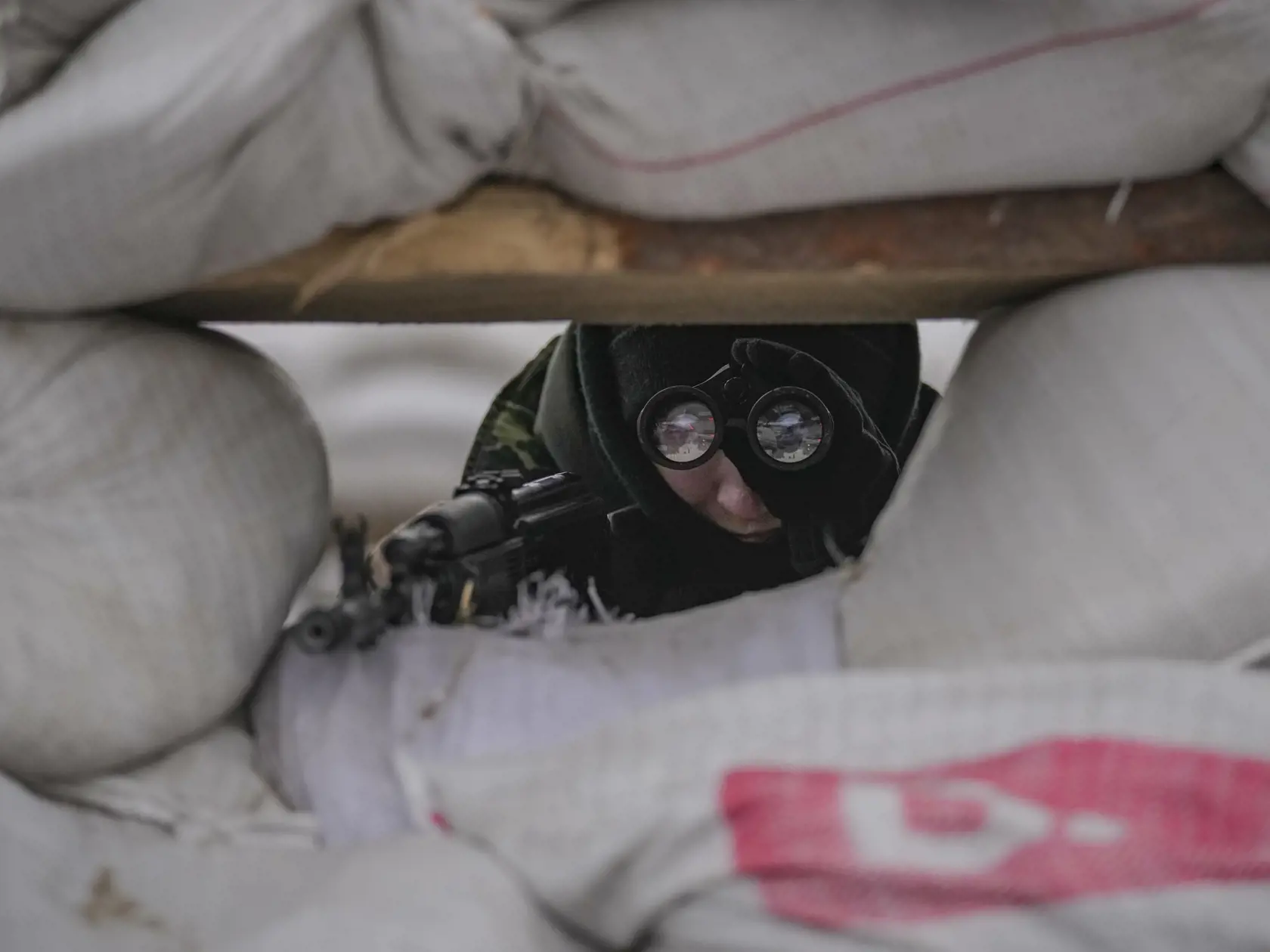 WA 1 Kyjev - Ukrajinský vojak hliadkuje na kontrolnom stanovišti v Kyjeve počas dvanásteho dňa ruskej invázie na Ukrajine v pondelok 7. marca 2022. FOTO TASR/AP  

Ukrainian servicemen guard a checkpoint on a main road in Kyiv, Ukraine, Monday, March 7, 2022. (AP Photo/Vadim Ghirda)