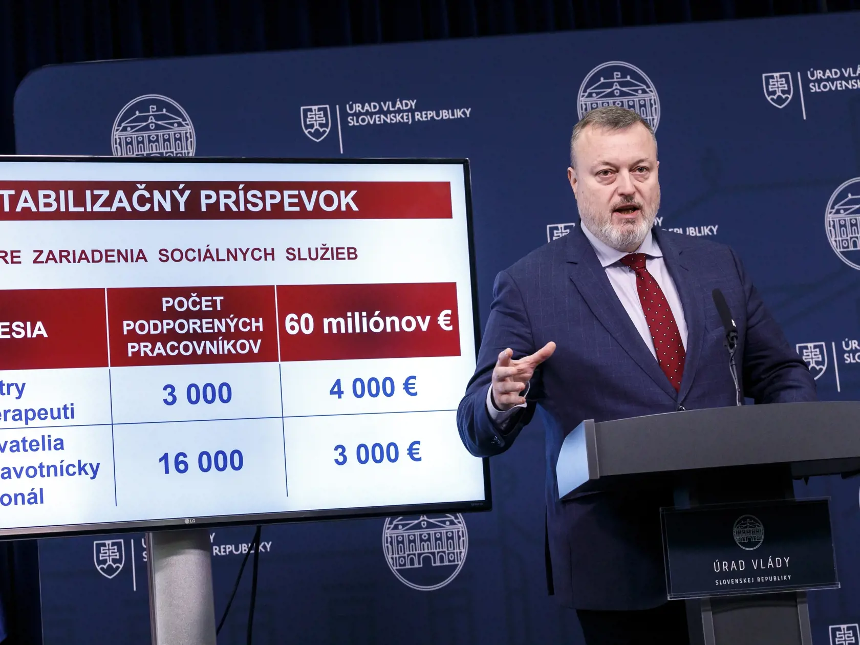Na snímke minister práce, sociálnych vecí a rodiny SR Milan Krajniak (Sme rodina) počas tlačovej konferencie po rokovaní vlády SR v Bratislave 5. decembra 2022. Vláda v pondelok schválila stabilizačné príspevky pre zdravotníkov vo výške 5000 eur. Opatrenie si má celkovo vyžiadať 200 miliónov eur. Zdravotníci sa musia zaviazať, že zostanú v nemocnici či záchranke pracovať tri roky. FOTO TASR - Dano Veselský