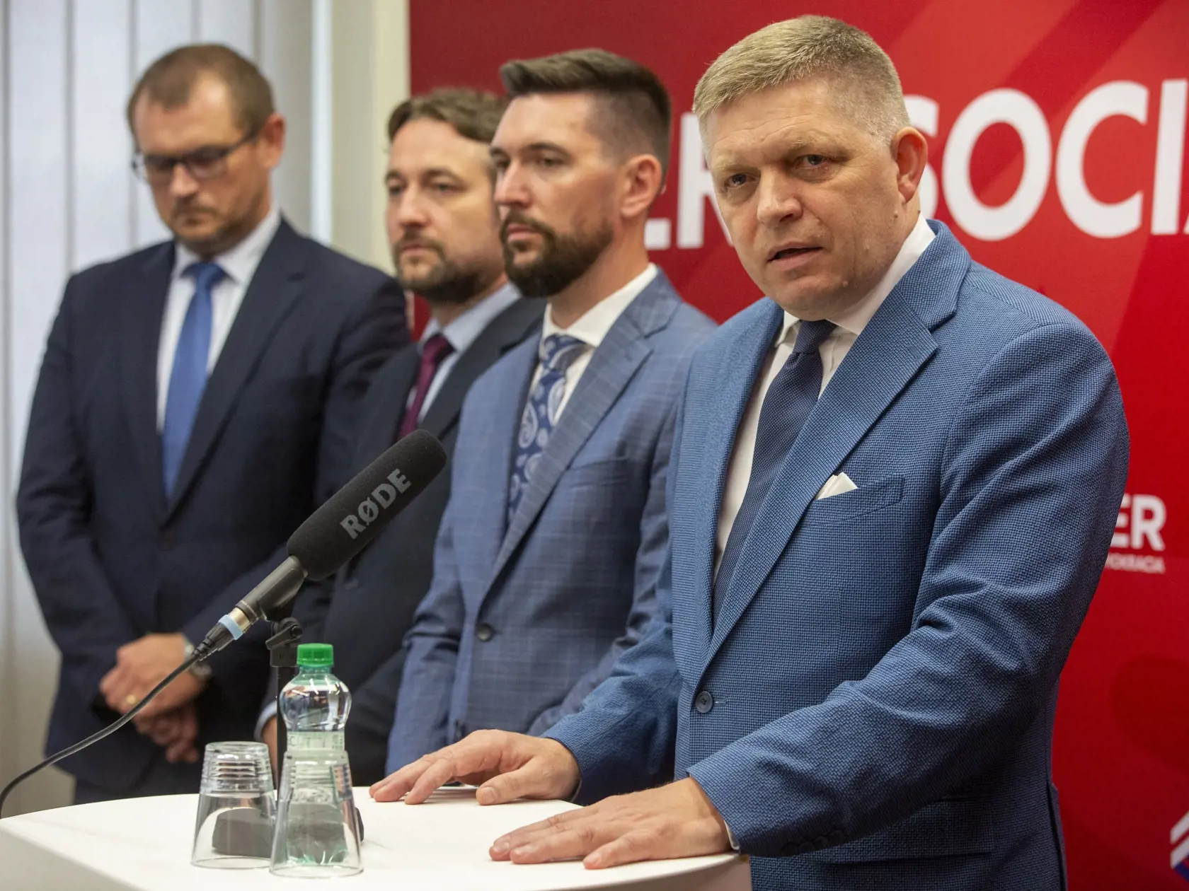 Pracovný snem strany SMER-SD na Súmračnej ulici v BA. Na fotke Marián Saloň, Richard Takáč, Róbert Fico, Erik Kaliňák, Ladislav Kamenický, Juraj Blanár