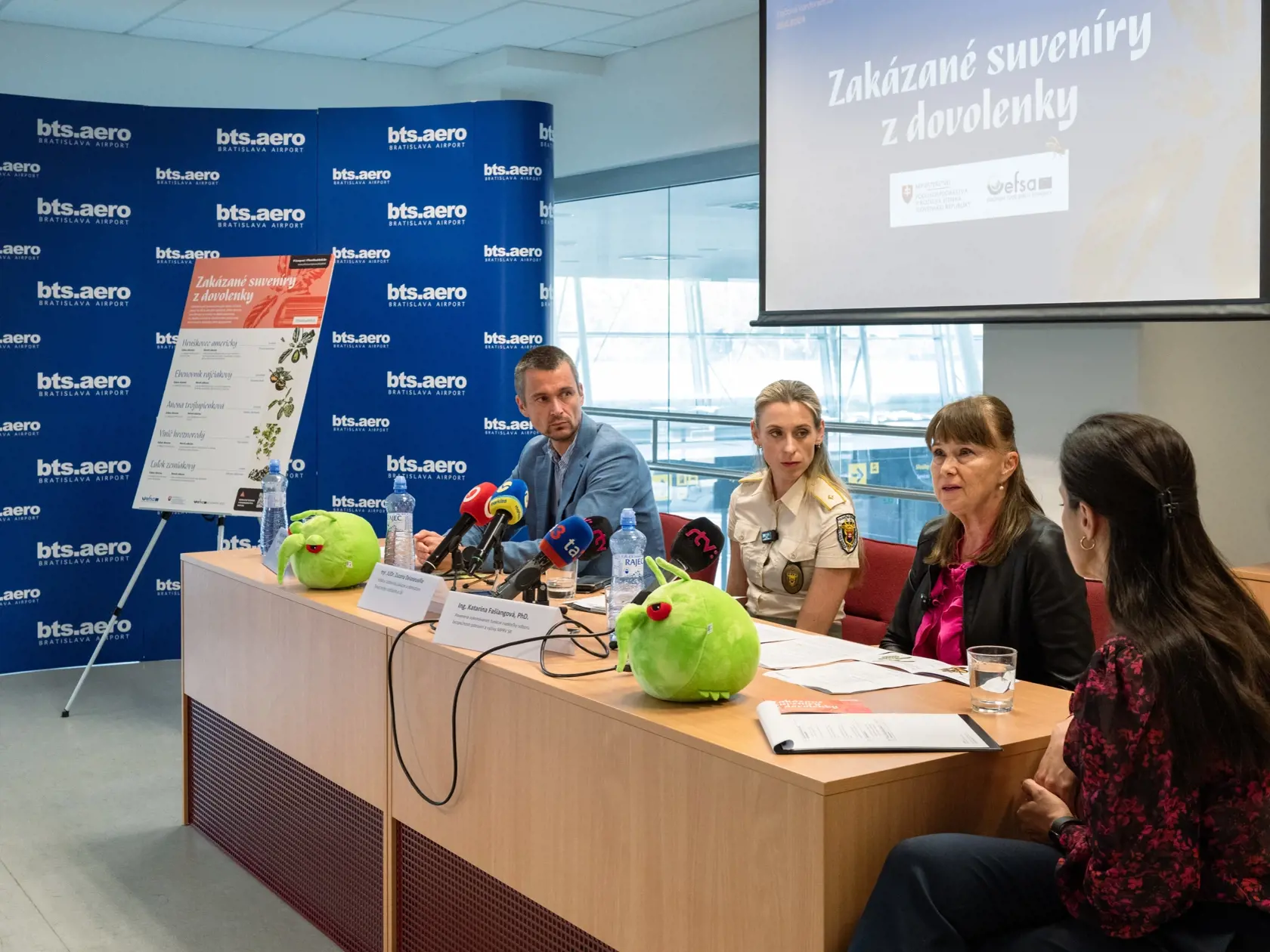 Na snímke zľava riaditeľ odboru rastlinnej výroby Ministerstva pôdohospodárstva a rozvoja vidieka (MPRV) SR Juraj Pénzeš, vedúca oddelenia zákazov a obmedzení Finančného riaditeľstva SR Zuzana Delaneuville a poverená vykonávaním funkcie riaditeľky odboru bezpečnosti potravín a výživy  (MPRV SR Katarína Fašiangová počas tlačovej konferencie na tému Zakázané suveníry z letnej dovolenky 26. júna.