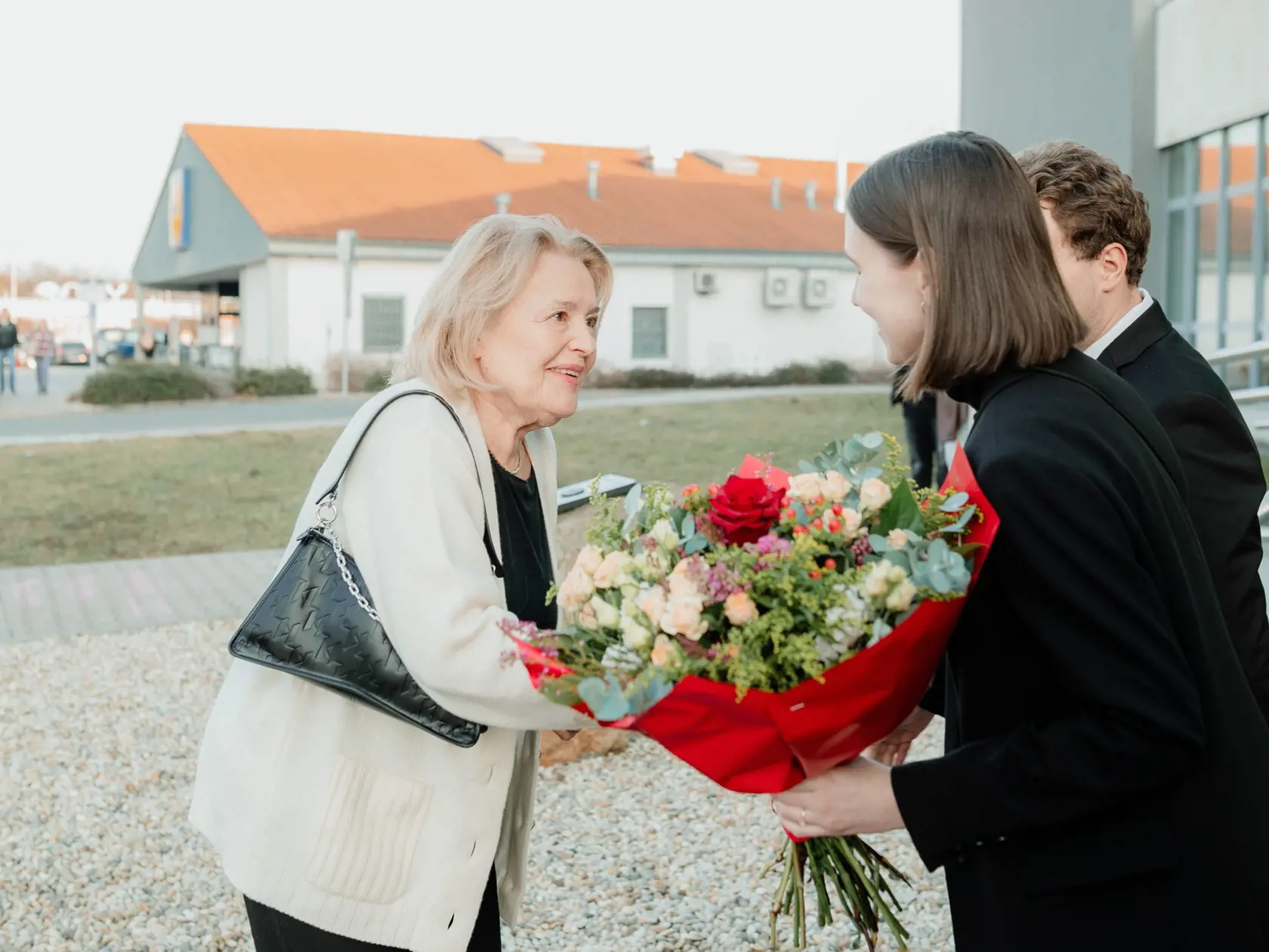 Tentokrát si to Zuzana Čaputová namierila na Univerzitu sv. Cyrila a Metoda v Trnave, kde sa spolu s Magdou Vášáryovou zúčastnila diskusie na tému "Ženy patria do politiky". Diskusiu zorganizovala Študentská rada UCM, moderoval ju politológ Jozef Lenč.