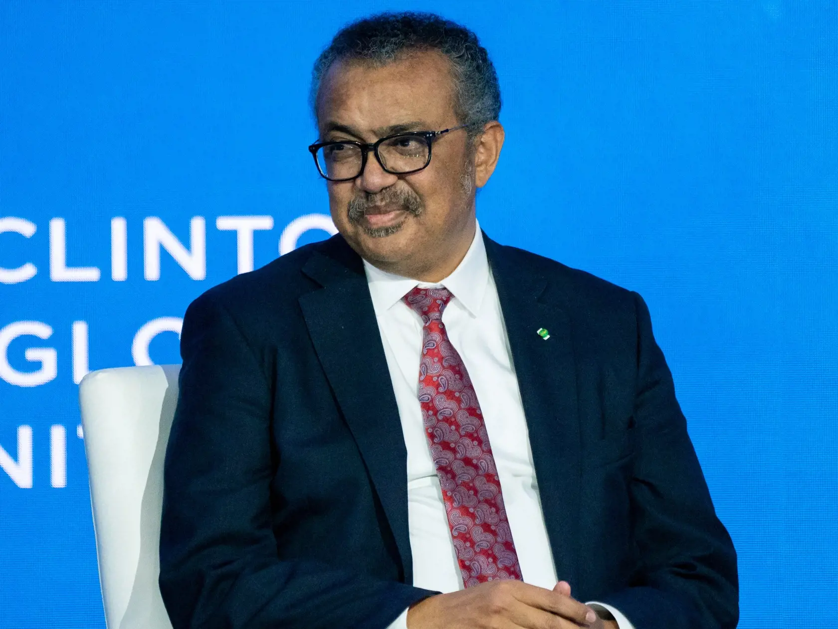 Na archívnej snímke z 20. septembra 2022 generálny riaditeľ Svetovej zdravotníckej organizácie (WHO) Tedros Adhanom Ghebreyesus počas prejavu na zasadnutí organizácie Svetovej iniciatívy Clintona v New Yorku. Na zrušenie najvyššieho stavu pohotovosti v súvislosti s pandémiou koronavírusu je podľa Svetovej zdravotníckej organizácie (WHO) zatiaľ priskoro – aj napriek tomu, že situácia sa na celom svete zlepšuje.