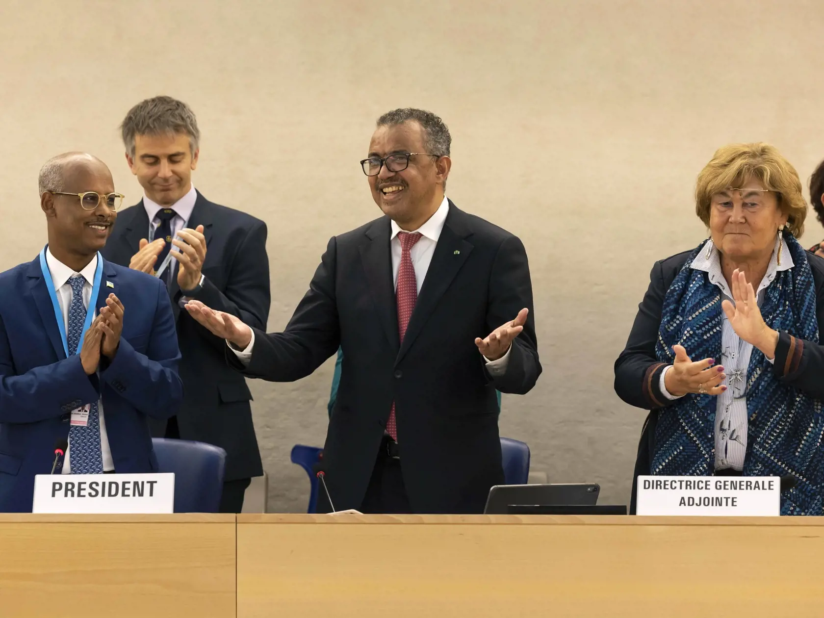 Doterajší šéf Svetovej zdravotníckej organizácie (WHO) Tedros Adhanom Ghebreyesus (uprostred) sa teší po svojom znovuzvolení na ďalšie päťročné obdobie na výročnom Svetovom zdravotníckom zhromaždení v Ženeve v utorok 24. mája 2022. Tajné hlasovanie sa považovalo za formalitu, keďže Tedros bol jediným kandidátom, informovali agentúry AFP a Reuters. Tedros Adhanom Ghebreyesus je šéfom OSN od roku 2017.