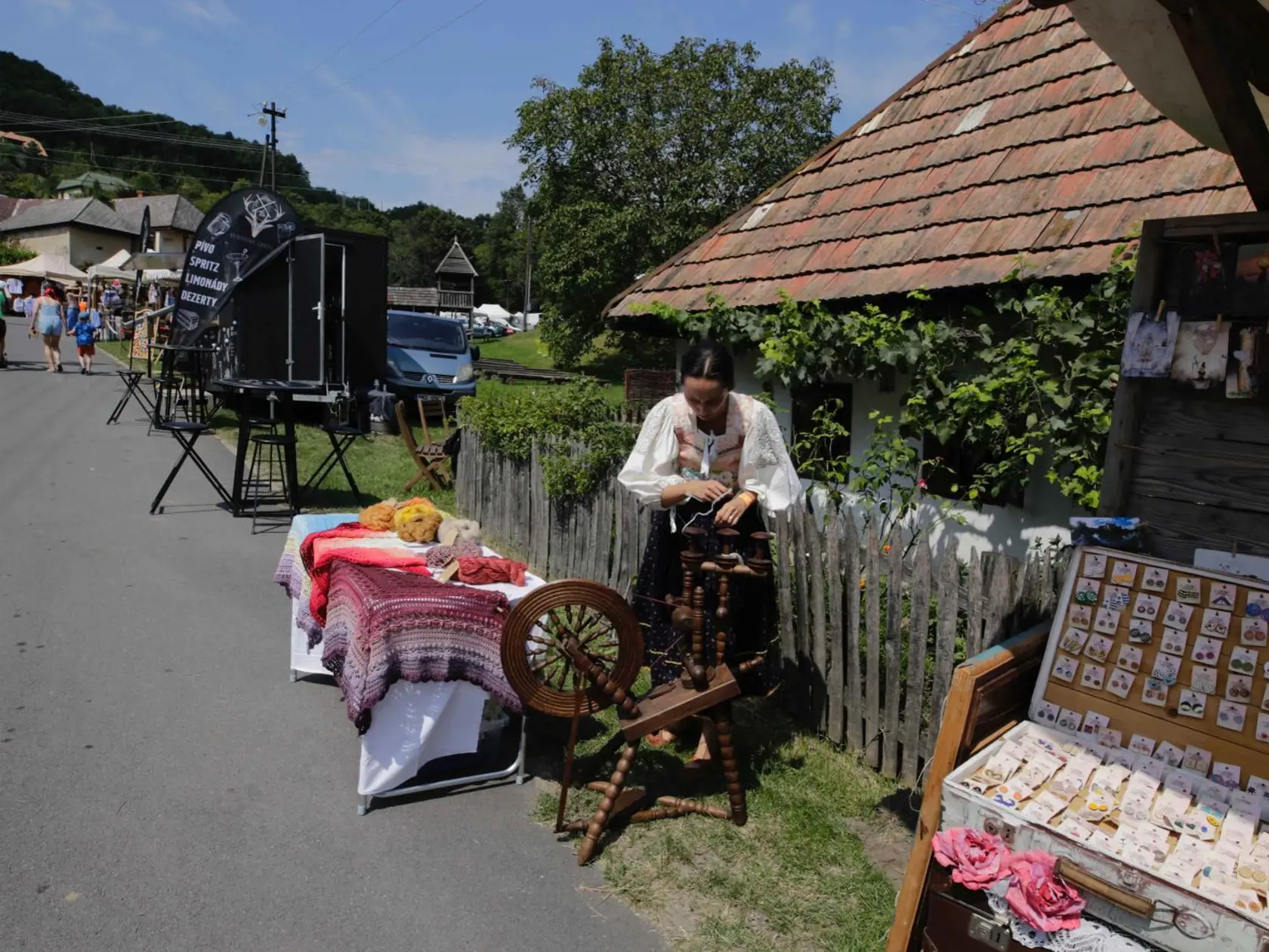 Folklórny festival Hontianska paráda sa koná už tradične v Hrušove. Pomenovaný je podľa regiónu v ktorom sa obec nachádza. Každoročne ho navštív približne 20-tisíc hostí.