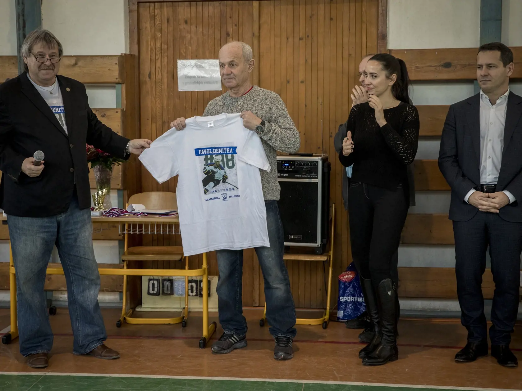 Na snimke Ferdinand Brunovsky, Maria Demitrova, Martin Kohut a Pavel Demitra pocas navstevy Zakladnej skoly Pavla Demitru v Dunici nad Vahom, pri prilezitosti nedozitych 42 narodenin tohoto tragicky zosnuleho slovenskeho hokejistu.