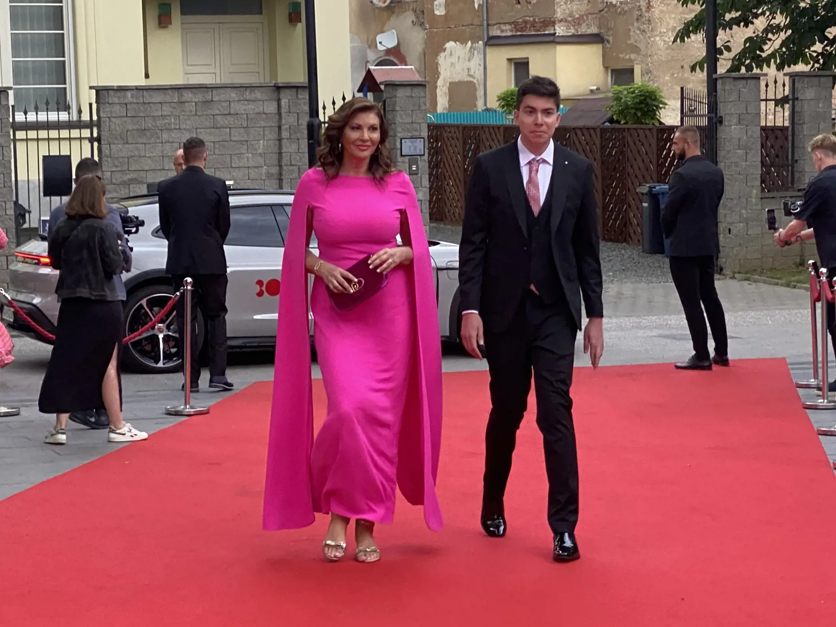 Andrea Tatarková so synom. Príchod hostí na záverečný ceremoniál 30. ročníka medzinárodného festivalu Art Film Košice, na ktorom odovzdali ceny držiteľom honorárnych ocenení - Sergejovi Loznicovi, Antónii Liškovej a Marošovi Kramárovi a vyhlásili víťazov jednotlivých súťaží.