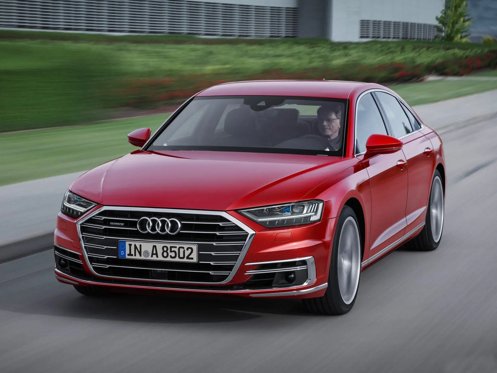Audi A8: Nemecká luxusná limuzína je doslova nabitá novými a progresívnymi technológiami. Jej cena na Slovensku začína na 89 500 eurách.