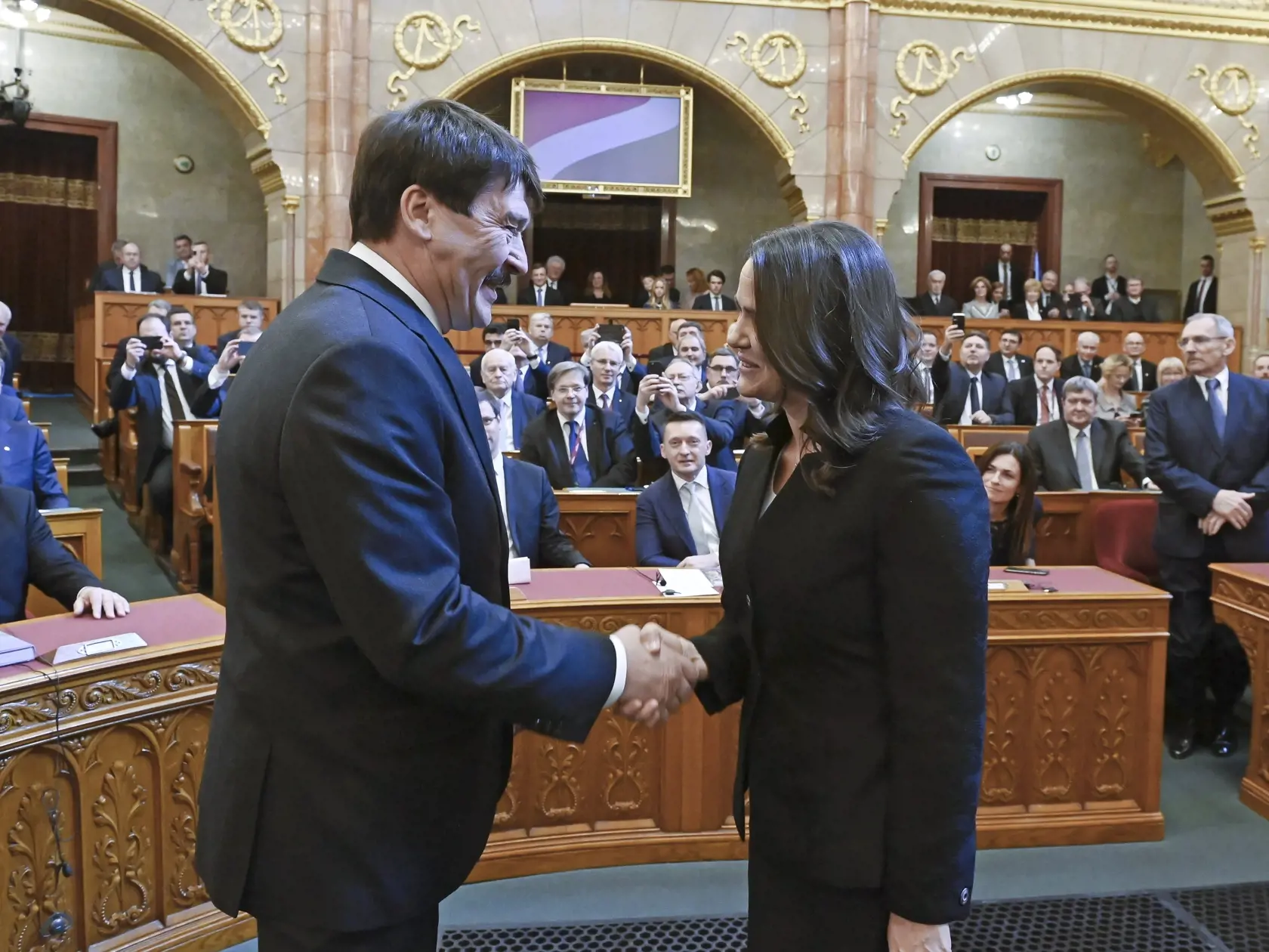 WA 52 Budapešť - Novozvolená maďarská prezidentka Katalin Nováková (vpravo) z vládneho bloku Fidesz-KDNP a odchádzajúci prezident János Áder si podávajú ruky po zložení prísahy na  parlamentnej schôdzi v Budapešti vo štvrtok 10. marca 2022. Novákovú zvolili vo štvrtok poslanci maďarského Národného zhromaždenia v tajnom hlasovaní. Jej protikandidátom bol Péter Róna, nominant opozičného zoskupenia V jednote za Maďarsko. FOTO TASR/DUNA/MTI-Szilárd Koszticsák


Newly elected Hungarian President Kata