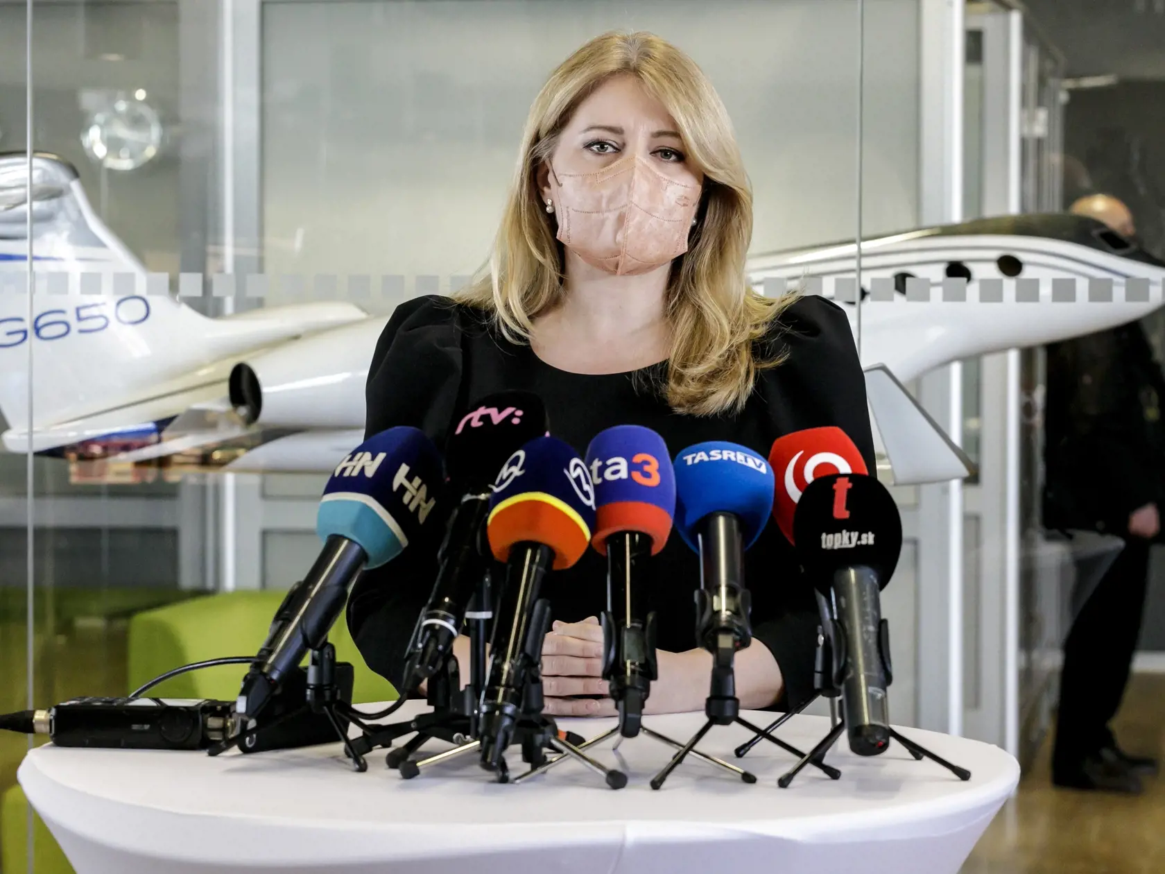 Na snímke prezidentka Zuzana Čaputová počas vyjadrenia na bratislavskom letisku pred odletom na mimoriadny samit lídrov Severoatlantickej aliancie v piatok 25. februára 2022. K online rokovaniu sa pripojí z Varšavy spolu s ďalšími lídrami štátov východného krídla NATO, tzv. Bukureštskej deviatky (B9), ktorej členmi sú okrem Slovenska aj Česko, Poľsko, Maďarsko, Rumunsko, Bulharsko, Litva, Lotyšsko a Estónsko. FOTO TASR - Dano Veselský