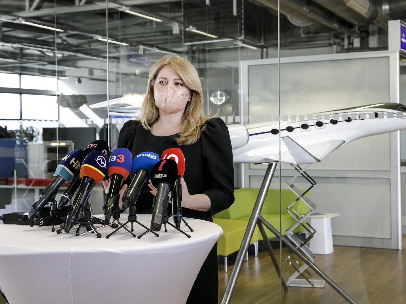 Na snímke prezidentka Zuzana Čaputová počas vyjadrenia  na bratislavskom letisku pred odletom na mimoriadny samit lídrov Severoatlantickej aliancie v piatok 25. februára 2022. K online rokovaniu sa pripojí z Varšavy spolu s ďalšími lídrami štátov východného krídla NATO, tzv. Bukureštskej deviatky (B9), ktorej členmi sú okrem Slovenska aj Česko, Poľsko, Maďarsko, Rumunsko, Bulharsko, Litva, Lotyšsko a Estónsko. FOTO TASR - Dano Veselský