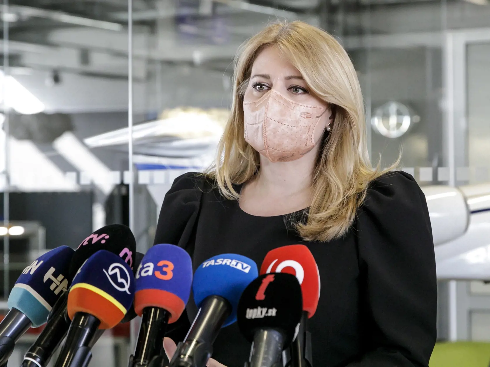 Na snímke prezidentka Zuzana Čaputová počas vyjadrenia  na bratislavskom letisku pred odletom na mimoriadny samit lídrov Severoatlantickej aliancie v piatok 25. februára 2022. K online rokovaniu sa pripojí z Varšavy spolu s ďalšími lídrami štátov východného krídla NATO, tzv. Bukureštskej deviatky (B9), ktorej členmi sú okrem Slovenska aj Česko, Poľsko, Maďarsko, Rumunsko, Bulharsko, Litva, Lotyšsko a Estónsko. FOTO TASR - Dano Veselský