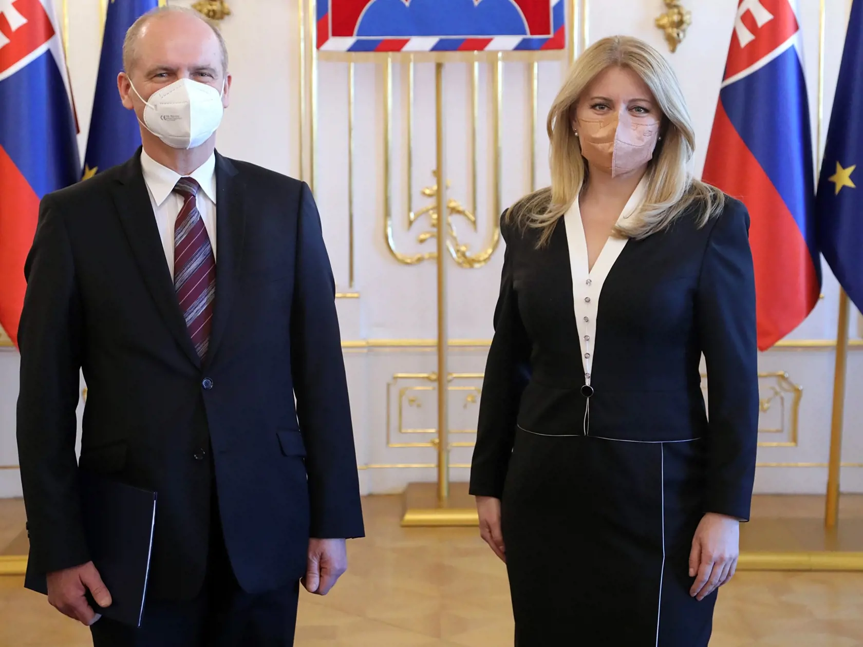 Prezidentka SR Zuzana Čaputová odovzdala poverovacie listiny piatim novým veľvyslancom Slovenskej republiky. Na snímke zľava nový slovenský veľvyslanec v Juhoafrickej republike Vladimír Grácz a prezidentka SR Zuzana Čaputová pózujú počas odovzdania poverovacích listín v Prezidentskom paláci v Bratislave v utorok 22. februára 2022. FOTO TASR - Marián Garaj/Kancelária prezidentky SR	




 

         